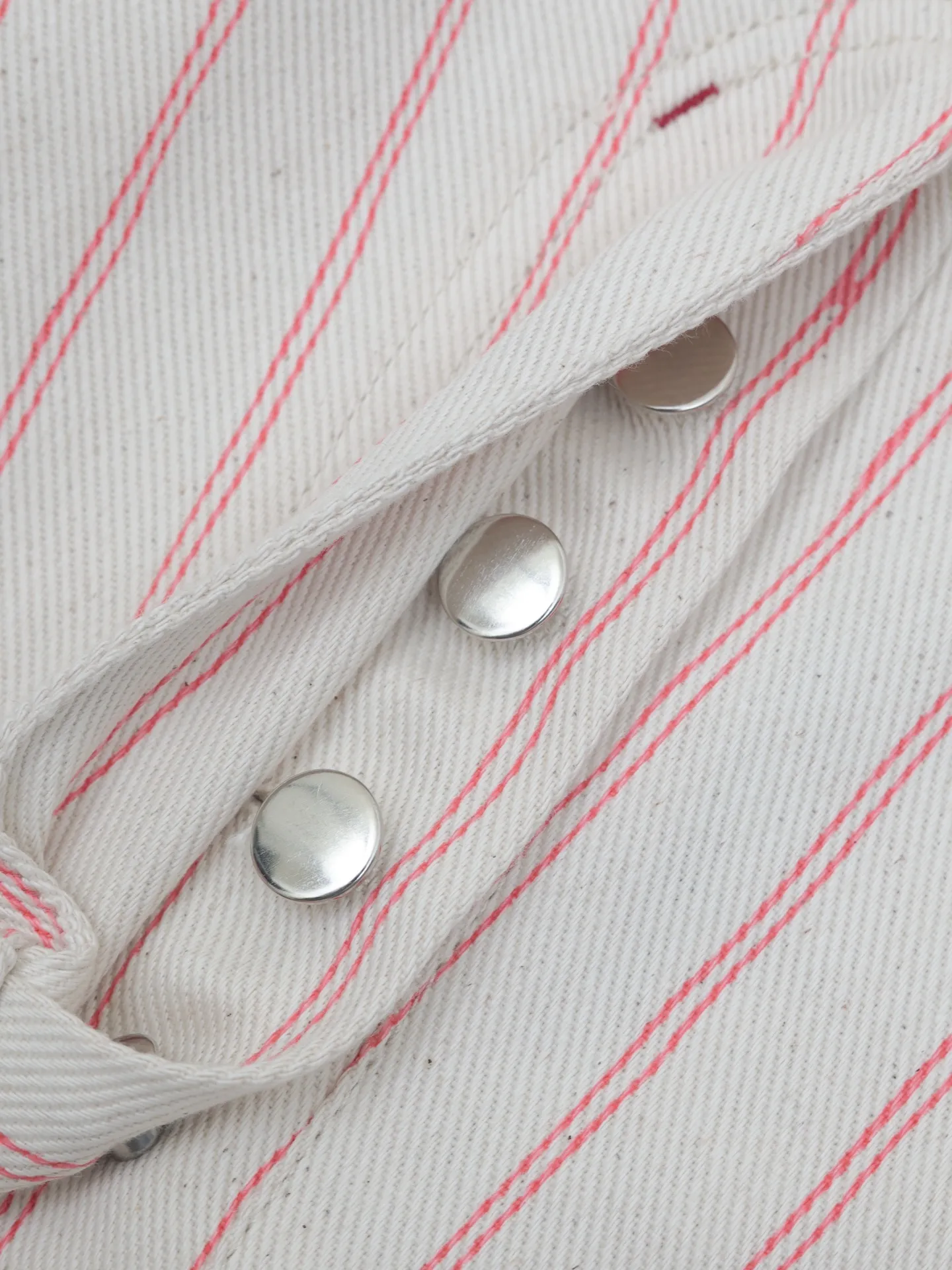 🅿️500 Dio*/Dior embroidered striped casual pants YB purchased the pattern, using customized cotton yarn-dyed fabric, with exquisite embroidery on the hem. Tajima embroidery machine imported from Japan, three-dimensional glue cotton embroidery thread embroidery, with patch bag design, dismantling the Y pattern to analyze the yarn specifications, counting the warp and weft density, ordering and dyeing the bulk yarn color, using large-width air-jet The yarn-dyed jacquard machine weaves the embryonic fabric, and the tissue can be woven to the same herringbone density as the Y version. The width of the finished product can reach 3m. The front panel is hand-cut with line restoration patterns, and is equipped with aluminum alloy shiny letter snap buttons. It can be matched with many types of bottoms to create a fashionable look. Customized accessories, complete with three standards!  Size: 46/48/50/52