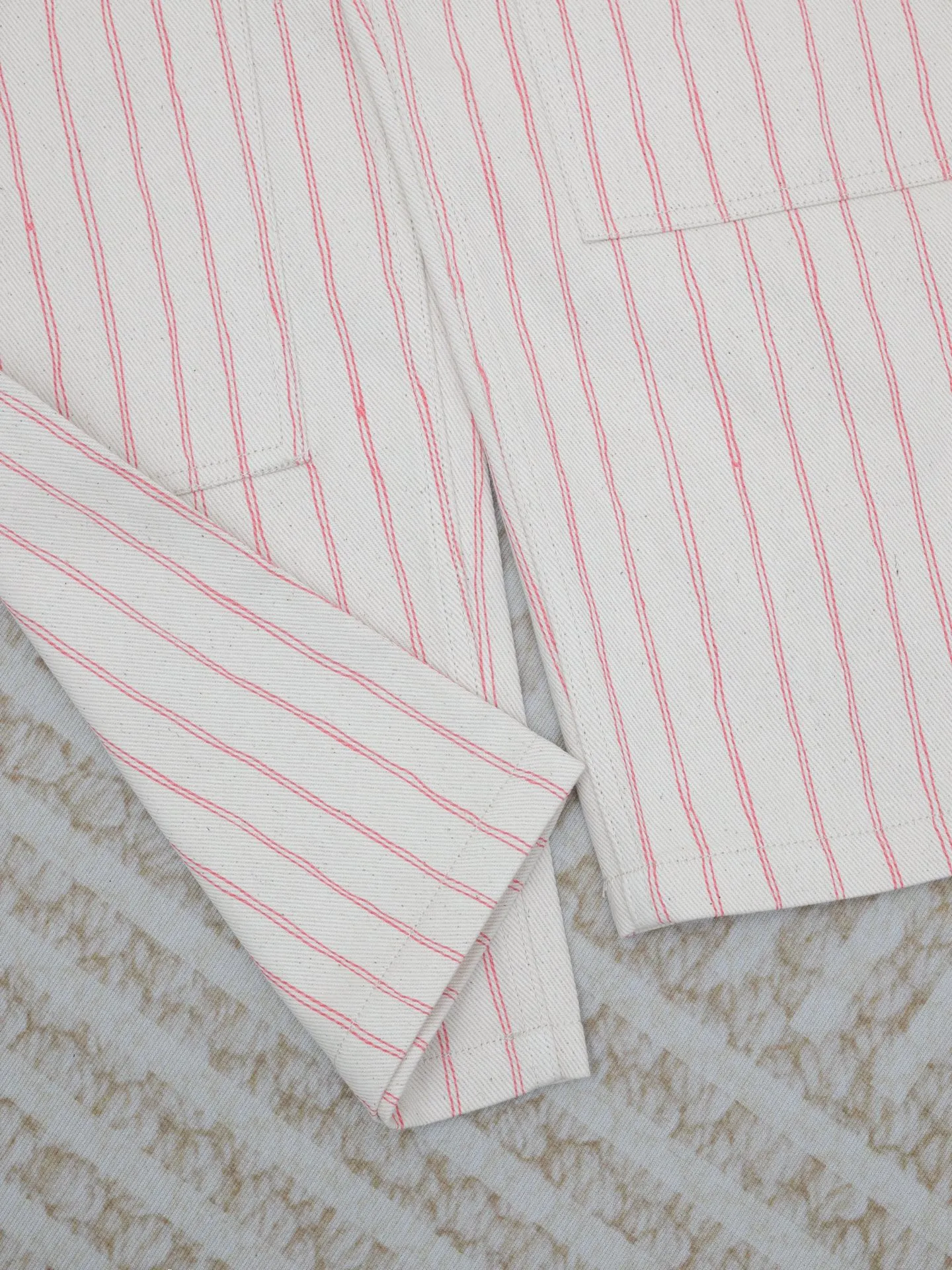 🅿️500 Dio*/Dior embroidered striped casual pants YB purchased the pattern, using customized cotton yarn-dyed fabric, with exquisite embroidery on the hem. Tajima embroidery machine imported from Japan, three-dimensional glue cotton embroidery thread embroidery, with patch bag design, dismantling the Y pattern to analyze the yarn specifications, counting the warp and weft density, ordering and dyeing the bulk yarn color, using large-width air-jet The yarn-dyed jacquard machine weaves the embryonic fabric, and the tissue can be woven to the same herringbone density as the Y version. The width of the finished product can reach 3m. The front panel is hand-cut with line restoration patterns, and is equipped with aluminum alloy shiny letter snap buttons. It can be matched with many types of bottoms to create a fashionable look. Customized accessories, complete with three standards!  Size: 46/48/50/52