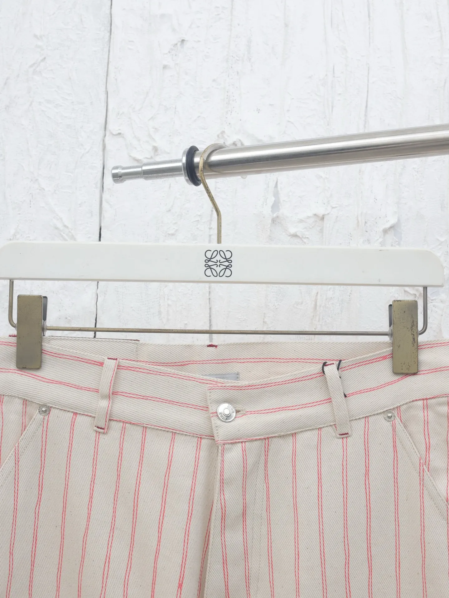 🅿️500 Dio*/Dior embroidered striped casual pants YB purchased the pattern, using customized cotton yarn-dyed fabric, with exquisite embroidery on the hem. Tajima embroidery machine imported from Japan, three-dimensional glue cotton embroidery thread embroidery, with patch bag design, dismantling the Y pattern to analyze the yarn specifications, counting the warp and weft density, ordering and dyeing the bulk yarn color, using large-width air-jet The yarn-dyed jacquard machine weaves the embryonic fabric, and the tissue can be woven to the same herringbone density as the Y version. The width of the finished product can reach 3m. The front panel is hand-cut with line restoration patterns, and is equipped with aluminum alloy shiny letter snap buttons. It can be matched with many types of bottoms to create a fashionable look. Customized accessories, complete with three standards!  Size: 46/48/50/52