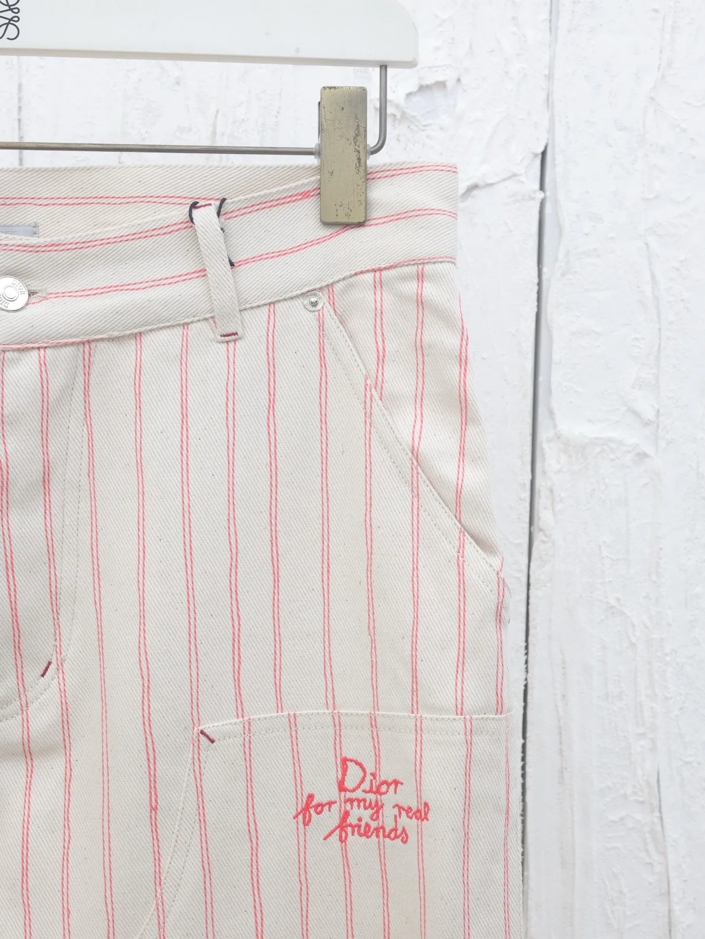 🅿️500 Dio*/Dior embroidered striped casual pants YB purchased the pattern, using customized cotton yarn-dyed fabric, with exquisite embroidery on the hem. Tajima embroidery machine imported from Japan, three-dimensional glue cotton embroidery thread embroidery, with patch bag design, dismantling the Y pattern to analyze the yarn specifications, counting the warp and weft density, ordering and dyeing the bulk yarn color, using large-width air-jet The yarn-dyed jacquard machine weaves the embryonic fabric, and the tissue can be woven to the same herringbone density as the Y version. The width of the finished product can reach 3m. The front panel is hand-cut with line restoration patterns, and is equipped with aluminum alloy shiny letter snap buttons. It can be matched with many types of bottoms to create a fashionable look. Customized accessories, complete with three standards!  Size: 46/48/50/52