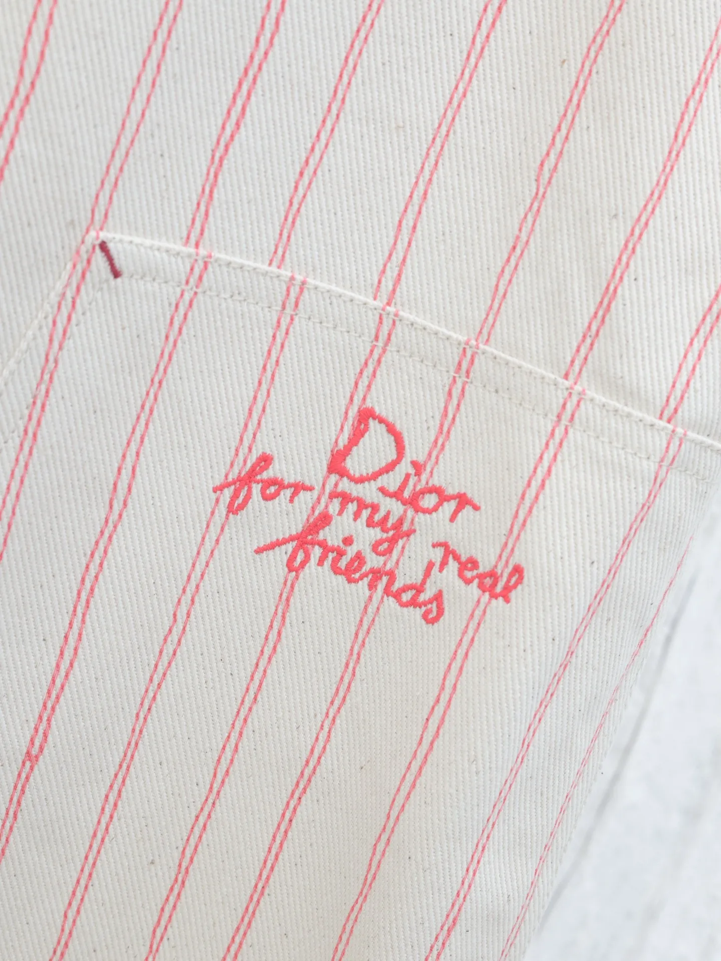 🅿️500 Dio*/Dior embroidered striped casual pants YB purchased the pattern, using customized cotton yarn-dyed fabric, with exquisite embroidery on the hem. Tajima embroidery machine imported from Japan, three-dimensional glue cotton embroidery thread embroidery, with patch bag design, dismantling the Y pattern to analyze the yarn specifications, counting the warp and weft density, ordering and dyeing the bulk yarn color, using large-width air-jet The yarn-dyed jacquard machine weaves the embryonic fabric, and the tissue can be woven to the same herringbone density as the Y version. The width of the finished product can reach 3m. The front panel is hand-cut with line restoration patterns, and is equipped with aluminum alloy shiny letter snap buttons. It can be matched with many types of bottoms to create a fashionable look. Customized accessories, complete with three standards!  Size: 46/48/50/52