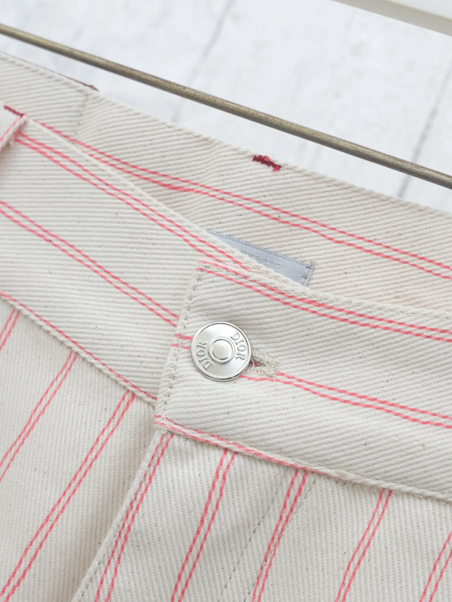 🅿️500 Dio*/Dior embroidered striped casual pants YB purchased the pattern, using customized cotton yarn-dyed fabric, with exquisite embroidery on the hem. Tajima embroidery machine imported from Japan, three-dimensional glue cotton embroidery thread embroidery, with patch bag design, dismantling the Y pattern to analyze the yarn specifications, counting the warp and weft density, ordering and dyeing the bulk yarn color, using large-width air-jet The yarn-dyed jacquard machine weaves the embryonic fabric, and the tissue can be woven to the same herringbone density as the Y version. The width of the finished product can reach 3m. The front panel is hand-cut with line restoration patterns, and is equipped with aluminum alloy shiny letter snap buttons. It can be matched with many types of bottoms to create a fashionable look. Customized accessories, complete with three standards!  Size: 46/48/50/52