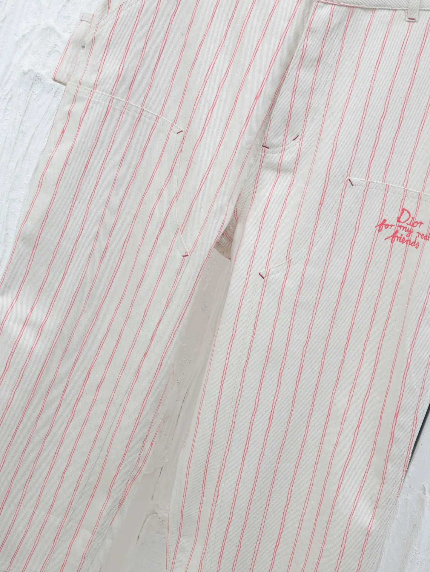 🅿️500 Dio*/Dior embroidered striped casual pants YB purchased the pattern, using customized cotton yarn-dyed fabric, with exquisite embroidery on the hem. Tajima embroidery machine imported from Japan, three-dimensional glue cotton embroidery thread embroidery, with patch bag design, dismantling the Y pattern to analyze the yarn specifications, counting the warp and weft density, ordering and dyeing the bulk yarn color, using large-width air-jet The yarn-dyed jacquard machine weaves the embryonic fabric, and the tissue can be woven to the same herringbone density as the Y version. The width of the finished product can reach 3m. The front panel is hand-cut with line restoration patterns, and is equipped with aluminum alloy shiny letter snap buttons. It can be matched with many types of bottoms to create a fashionable look. Customized accessories, complete with three standards!  Size: 46/48/50/52