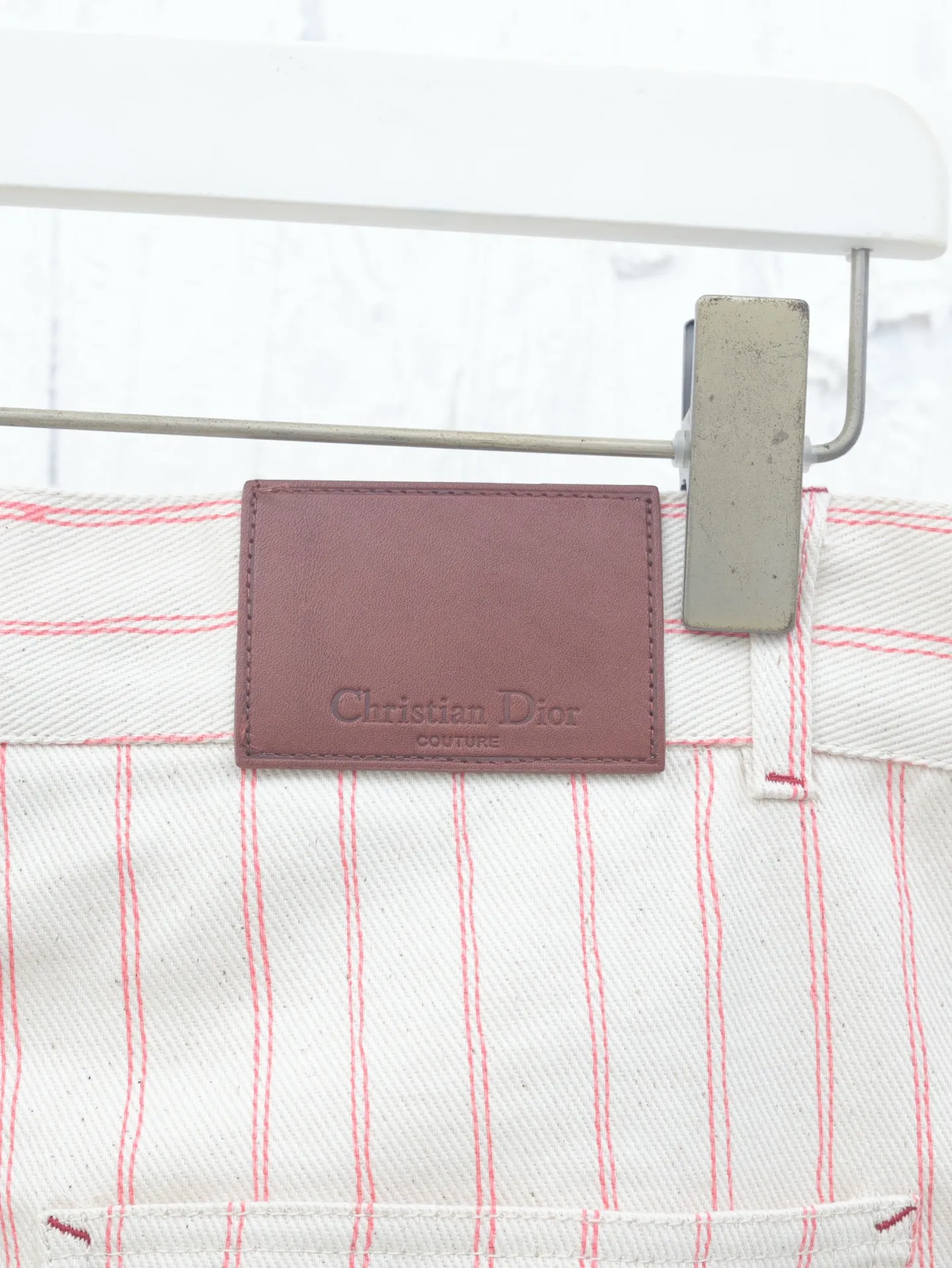 🅿️500 Dio*/Dior embroidered striped casual pants YB purchased the pattern, using customized cotton yarn-dyed fabric, with exquisite embroidery on the hem. Tajima embroidery machine imported from Japan, three-dimensional glue cotton embroidery thread embroidery, with patch bag design, dismantling the Y pattern to analyze the yarn specifications, counting the warp and weft density, ordering and dyeing the bulk yarn color, using large-width air-jet The yarn-dyed jacquard machine weaves the embryonic fabric, and the tissue can be woven to the same herringbone density as the Y version. The width of the finished product can reach 3m. The front panel is hand-cut with line restoration patterns, and is equipped with aluminum alloy shiny letter snap buttons. It can be matched with many types of bottoms to create a fashionable look. Customized accessories, complete with three standards!  Size: 46/48/50/52
