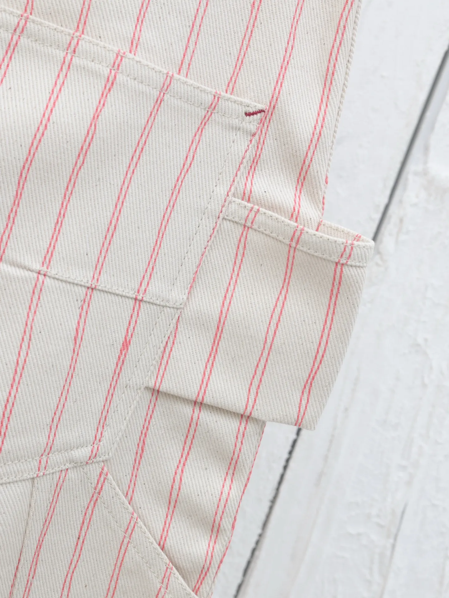 🅿️500 Dio*/Dior embroidered striped casual pants YB purchased the pattern, using customized cotton yarn-dyed fabric, with exquisite embroidery on the hem. Tajima embroidery machine imported from Japan, three-dimensional glue cotton embroidery thread embroidery, with patch bag design, dismantling the Y pattern to analyze the yarn specifications, counting the warp and weft density, ordering and dyeing the bulk yarn color, using large-width air-jet The yarn-dyed jacquard machine weaves the embryonic fabric, and the tissue can be woven to the same herringbone density as the Y version. The width of the finished product can reach 3m. The front panel is hand-cut with line restoration patterns, and is equipped with aluminum alloy shiny letter snap buttons. It can be matched with many types of bottoms to create a fashionable look. Customized accessories, complete with three standards!  Size: 46/48/50/52