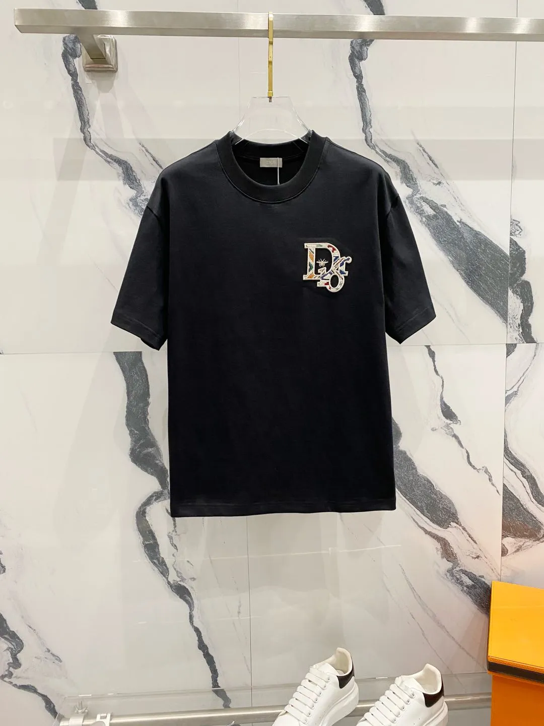 🅿️210 DIOR Dior 320g round neck short-sleeved T-shirt. Heavy craftsmanship of bees on the front and rear panels. Letter LOGO embroidery. Official synchronization. 1:1 original mold opening. Fashionable personality. Versatile trend. Pure original quality. Original washed fabric. Tag. Collar label. Washed wheat. Three labels complete. Color: Black. White. Size: S-XL