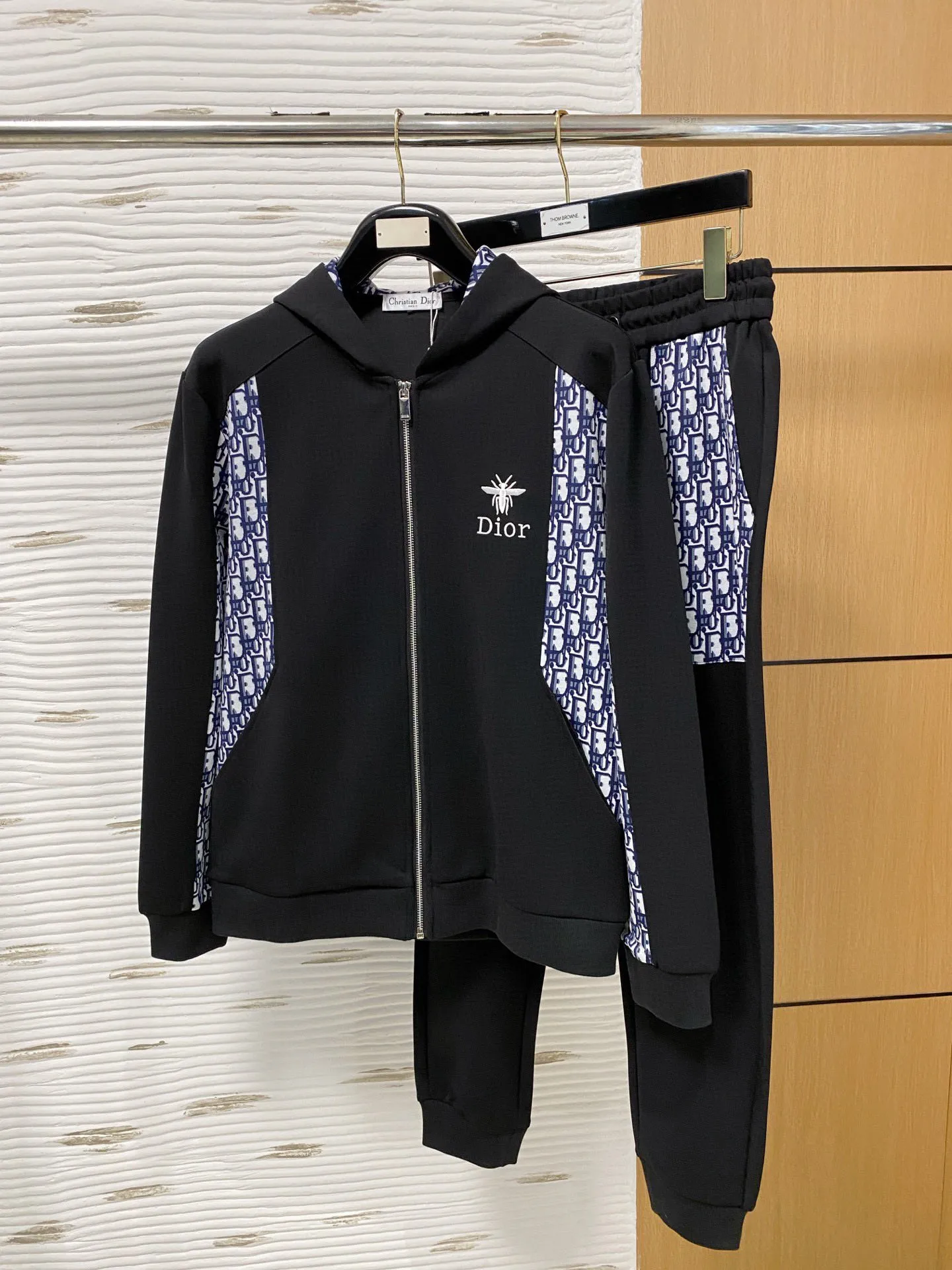🅿️720 [DIOR Dior] Hot-selling suit is coming. Focus on the original version of the official website. 2025 new hot-selling cardigan and sweatshirt suit. The original order is the best 🇭🇰. It is the meticulous work of top designers for a fitting and perfect upper body effect. All-natural high-quality Tencel Roman cotton 100%, close-fitting comfort, noble and elegant! Original hardware embodies elegance and nobility! Counter size: M-3XL (maximum wear up to 190 pounds)