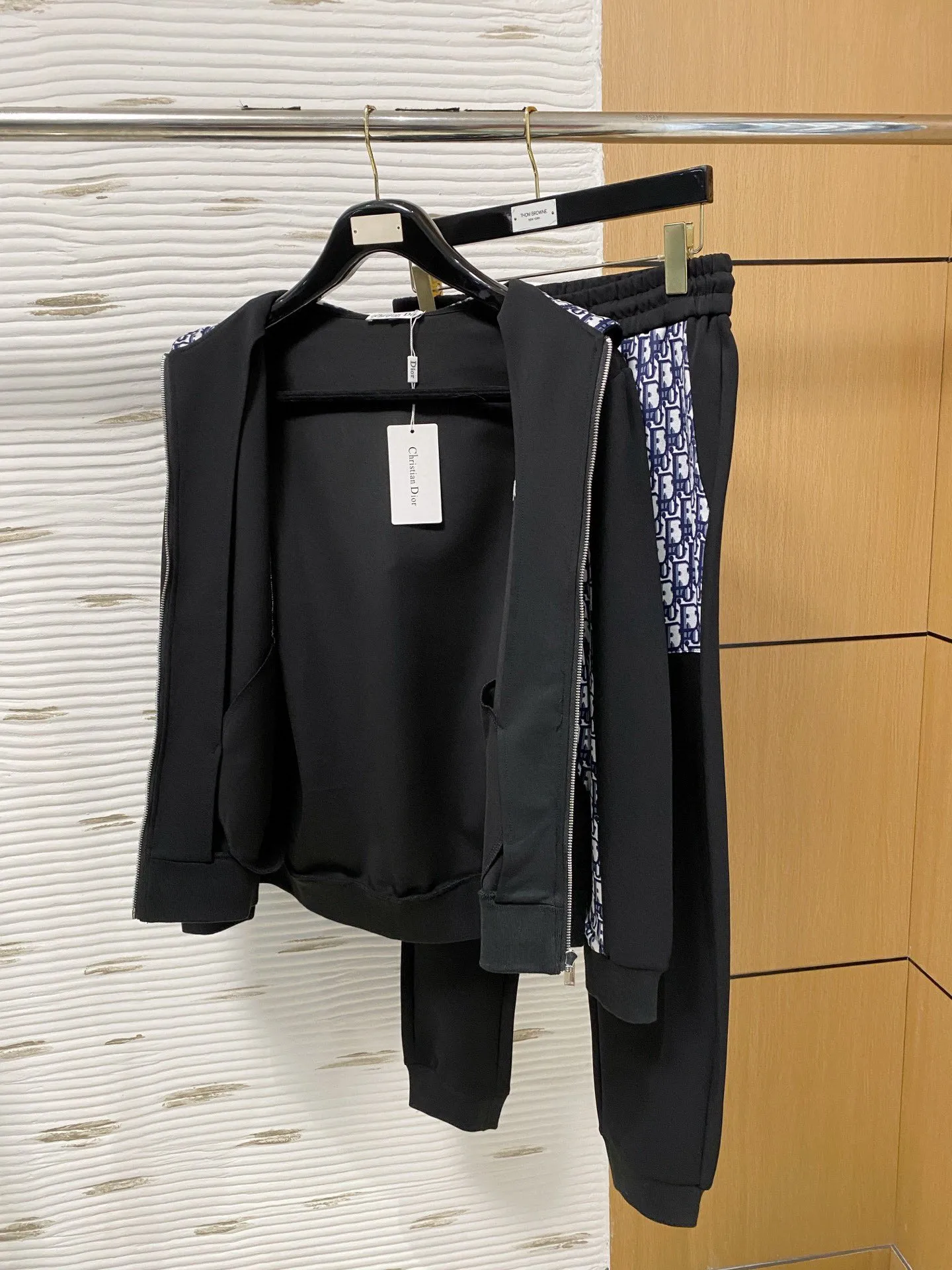 🅿️720 [DIOR Dior] Hot-selling suit is coming. Focus on the original version of the official website. 2025 new hot-selling cardigan and sweatshirt suit. The original order is the best 🇭🇰. It is the meticulous work of top designers for a fitting and perfect upper body effect. All-natural high-quality Tencel Roman cotton 100%, close-fitting comfort, noble and elegant! Original hardware embodies elegance and nobility! Counter size: M-3XL (maximum wear up to 190 pounds)