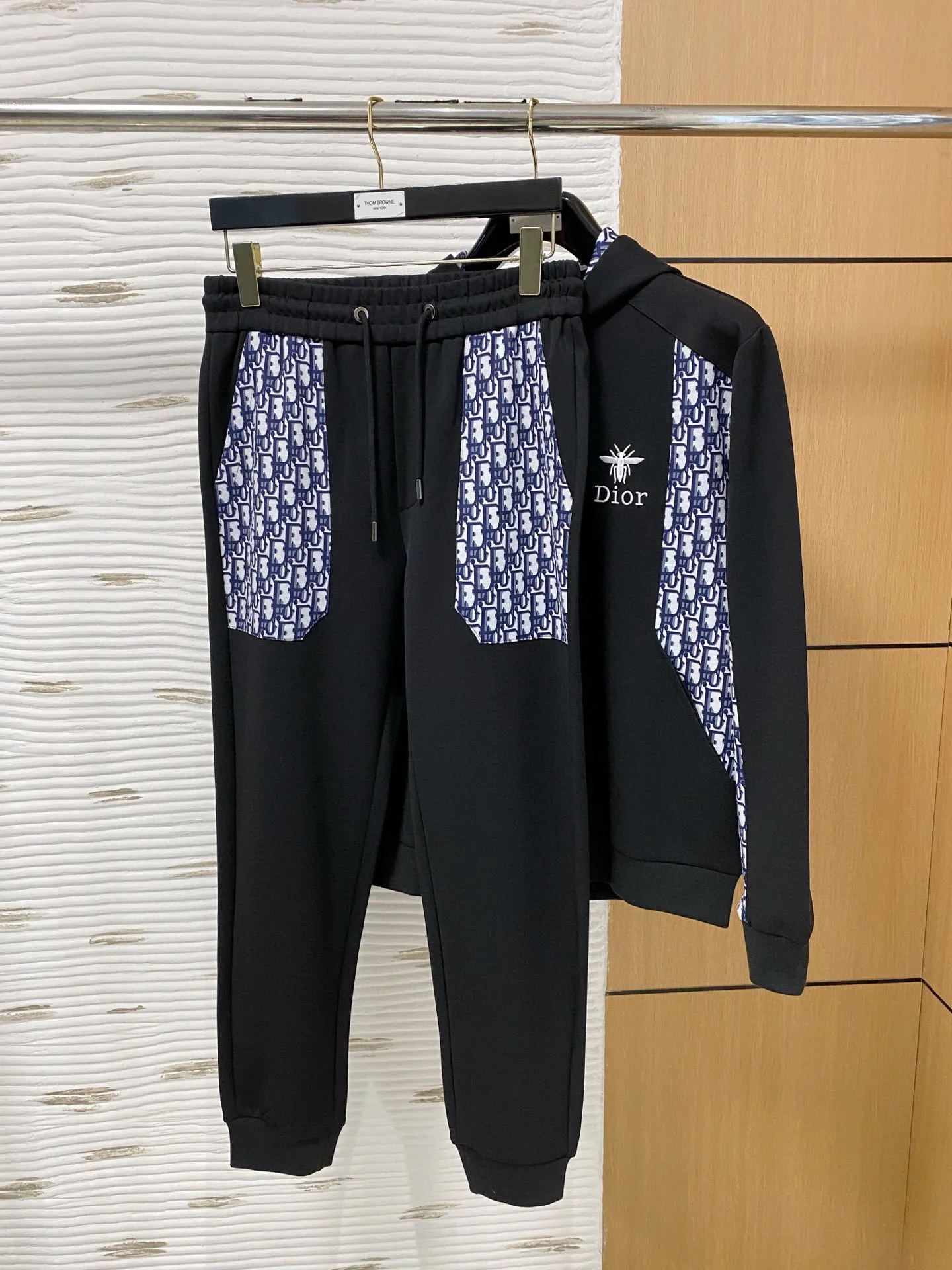 🅿️720 [DIOR Dior] Hot-selling suit is coming. Focus on the original version of the official website. 2025 new hot-selling cardigan and sweatshirt suit. The original order is the best 🇭🇰. It is the meticulous work of top designers for a fitting and perfect upper body effect. All-natural high-quality Tencel Roman cotton 100%, close-fitting comfort, noble and elegant! Original hardware embodies elegance and nobility! Counter size: M-3XL (maximum wear up to 190 pounds)