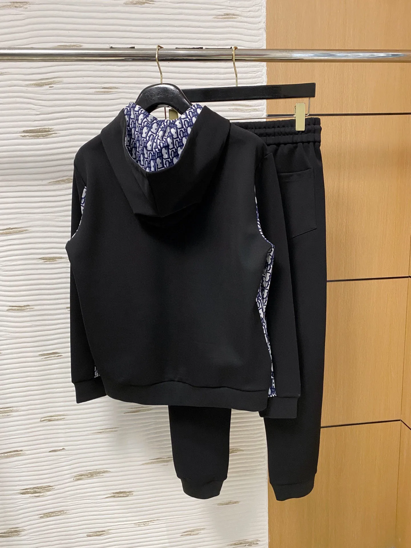 🅿️720 [DIOR Dior] Hot-selling suit is coming. Focus on the original version of the official website. 2025 new hot-selling cardigan and sweatshirt suit. The original order is the best 🇭🇰. It is the meticulous work of top designers for a fitting and perfect upper body effect. All-natural high-quality Tencel Roman cotton 100%, close-fitting comfort, noble and elegant! Original hardware embodies elegance and nobility! Counter size: M-3XL (maximum wear up to 190 pounds)