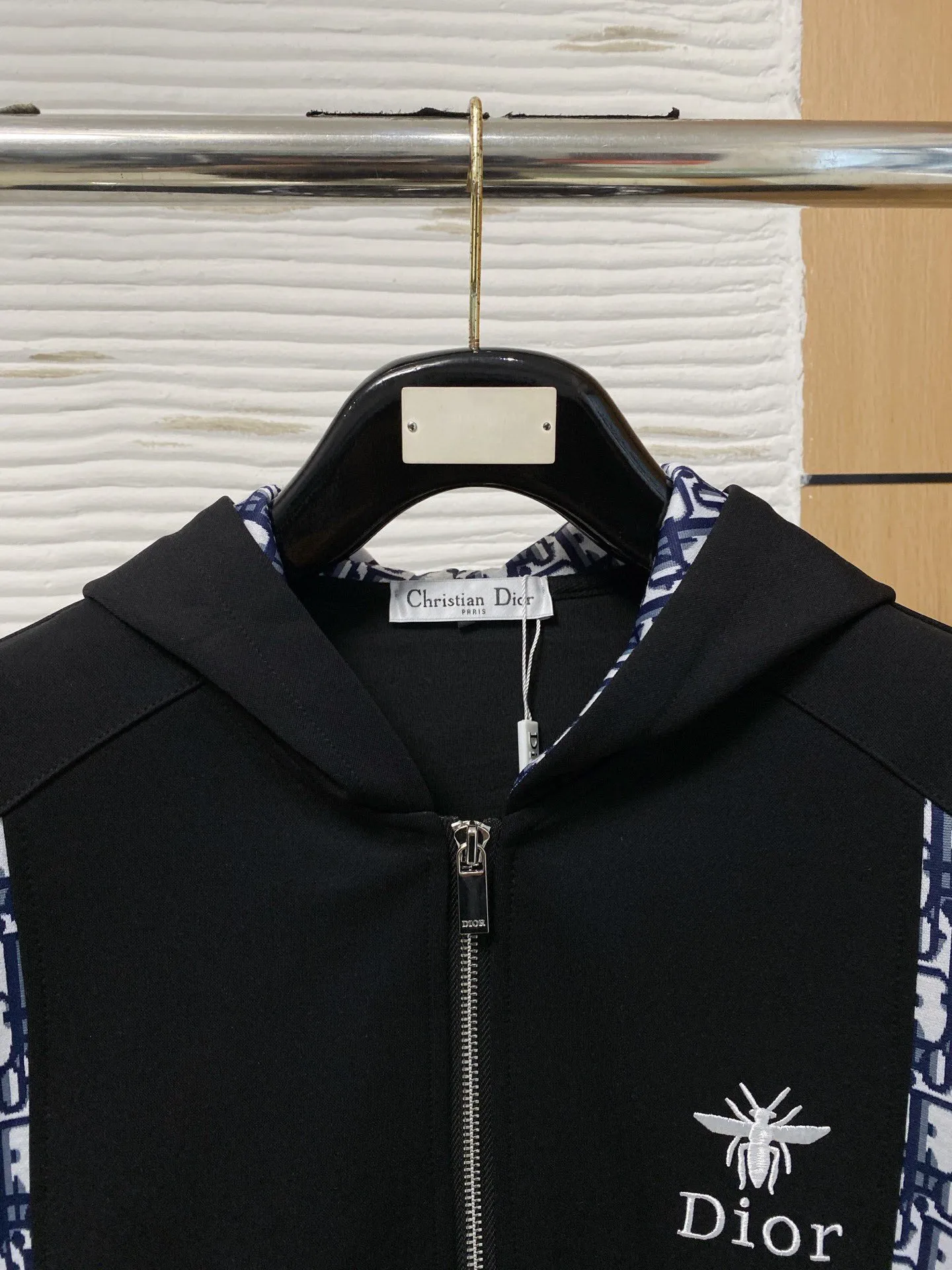 🅿️720 [DIOR Dior] Hot-selling suit is coming. Focus on the original version of the official website. 2025 new hot-selling cardigan and sweatshirt suit. The original order is the best 🇭🇰. It is the meticulous work of top designers for a fitting and perfect upper body effect. All-natural high-quality Tencel Roman cotton 100%, close-fitting comfort, noble and elegant! Original hardware embodies elegance and nobility! Counter size: M-3XL (maximum wear up to 190 pounds)
