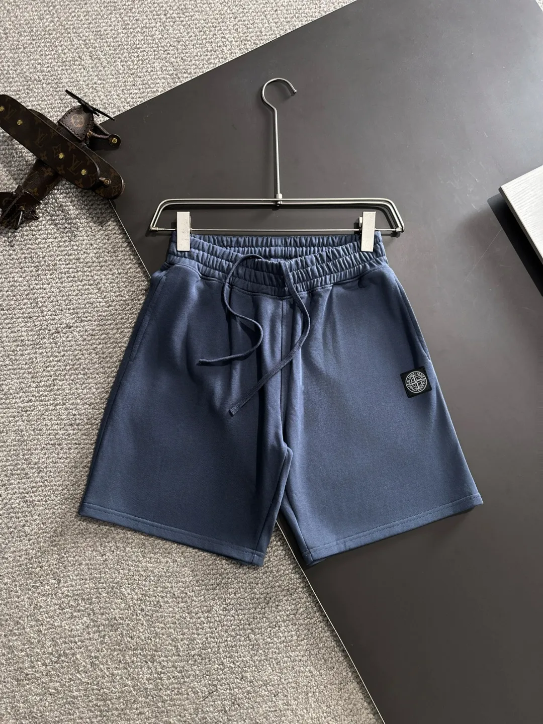 🅿️330 shipped next day, high-end goods DIOR/Dior Stone Island 2025 spring and summer new elastic band casual solid color loose shorts, two needle stitches at the trouser hem, fine and firm stitching, counter-customized fabrics with high breathability and comfort, impeccable details, brand element design concept, reflecting high quality. It feels delicate and soft! It presents a casual cut and the upper body shape is great! Size: S-XXL