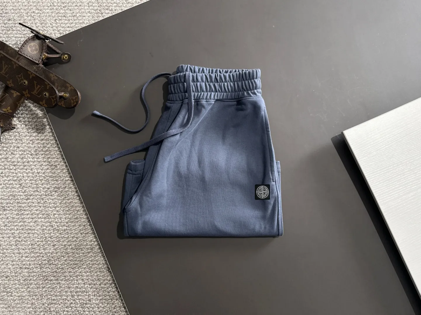 🅿️330 shipped next day, high-end goods DIOR/Dior Stone Island 2025 spring and summer new elastic band casual solid color loose shorts, two needle stitches at the trouser hem, fine and firm stitching, counter-customized fabrics with high breathability and comfort, impeccable details, brand element design concept, reflecting high quality. It feels delicate and soft! It presents a casual cut and the upper body shape is great! Size: S-XXL