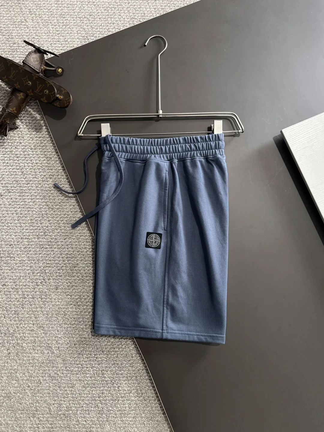 🅿️330 shipped next day, high-end goods DIOR/Dior Stone Island 2025 spring and summer new elastic band casual solid color loose shorts, two needle stitches at the trouser hem, fine and firm stitching, counter-customized fabrics with high breathability and comfort, impeccable details, brand element design concept, reflecting high quality. It feels delicate and soft! It presents a casual cut and the upper body shape is great! Size: S-XXL