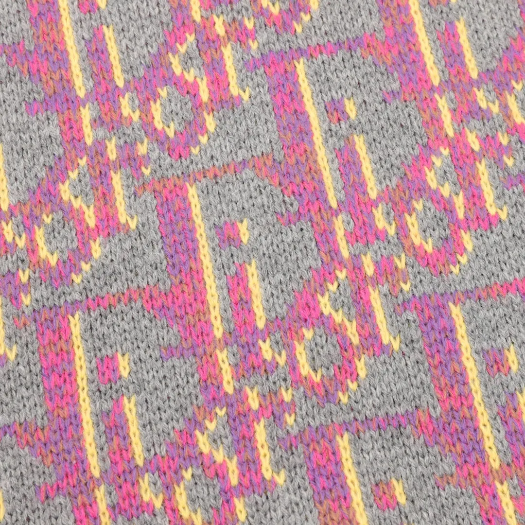 🅿️580 Dior CD all-over jacquard crew neck sweater The yarn was purchased from ZP at 11,087. The yarn is dyed gray, pink and yellow yarn, 70% wool and 30% acrylic 16/1 sheep wool three yarns are twisted into strands. The imported 7-needle jacquard craft yarn is clear and textured, with obvious wool fiber on the surface. The special hemless design is perfect with the macaron color upper body, and the jacquard is all over the body. Every letter is in position, distinguishing it from the wrong version on the market. Size s-l