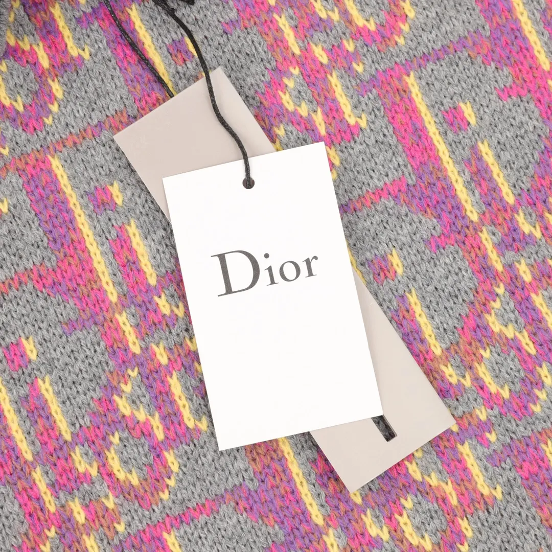 🅿️580 Dior CD all-over jacquard crew neck sweater The yarn was purchased from ZP at 11,087. The yarn is dyed gray, pink and yellow yarn, 70% wool and 30% acrylic 16/1 sheep wool three yarns are twisted into strands. The imported 7-needle jacquard craft yarn is clear and textured, with obvious wool fiber on the surface. The special hemless design is perfect with the macaron color upper body, and the jacquard is all over the body. Every letter is in position, distinguishing it from the wrong version on the market. Size s-l