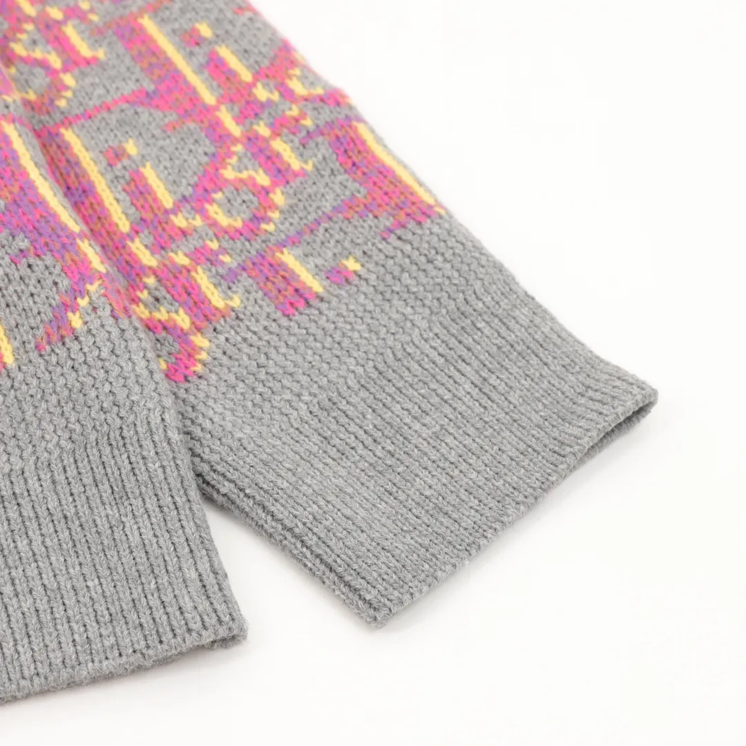 🅿️580 Dior CD all-over jacquard crew neck sweater The yarn was purchased from ZP at 11,087. The yarn is dyed gray, pink and yellow yarn, 70% wool and 30% acrylic 16/1 sheep wool three yarns are twisted into strands. The imported 7-needle jacquard craft yarn is clear and textured, with obvious wool fiber on the surface. The special hemless design is perfect with the macaron color upper body, and the jacquard is all over the body. Every letter is in position, distinguishing it from the wrong version on the market. Size s-l