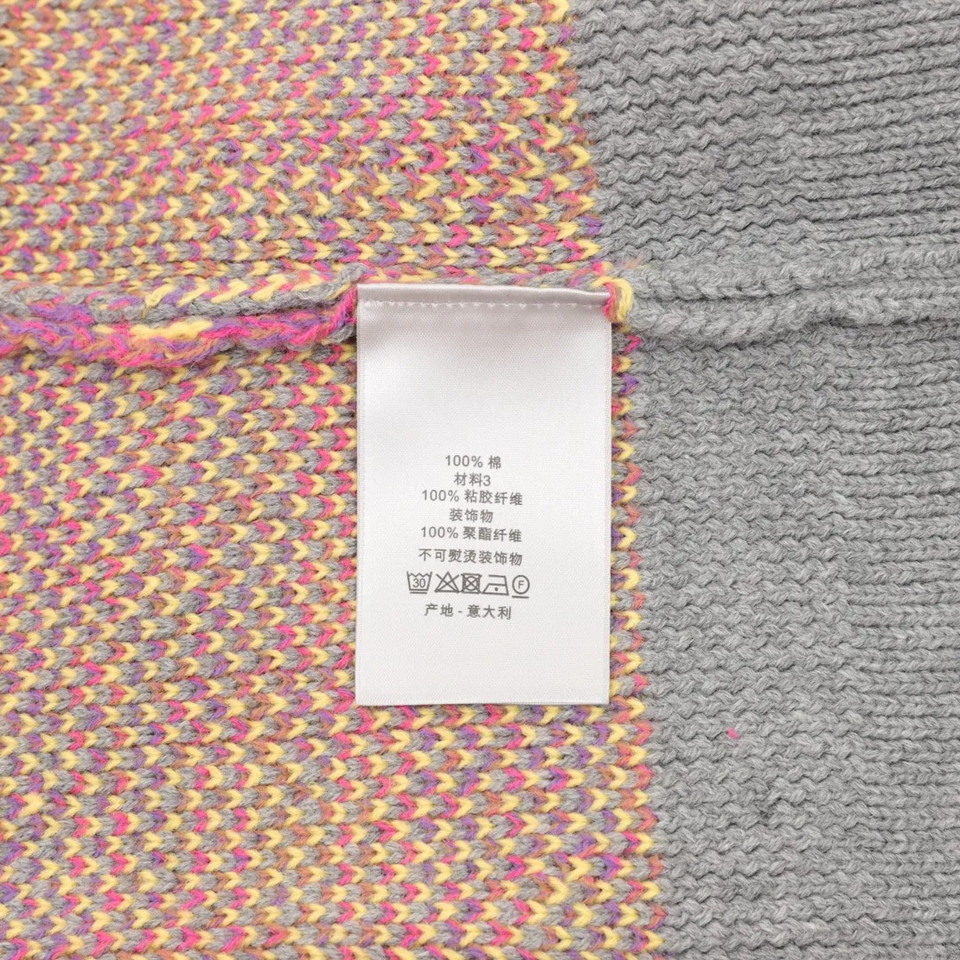 🅿️580 Dior CD all-over jacquard crew neck sweater The yarn was purchased from ZP at 11,087. The yarn is dyed gray, pink and yellow yarn, 70% wool and 30% acrylic 16/1 sheep wool three yarns are twisted into strands. The imported 7-needle jacquard craft yarn is clear and textured, with obvious wool fiber on the surface. The special hemless design is perfect with the macaron color upper body, and the jacquard is all over the body. Every letter is in position, distinguishing it from the wrong version on the market. Size s-l