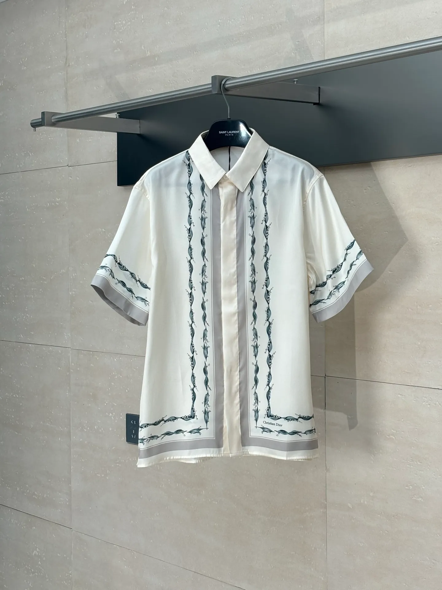 🅿️380 Dio*/Dior 25ss new lily of the valley flower short-sleeved shirt highlights the classic Cistian Couture logo and is embellished with lily of the valley patterns to pay tribute to Mr.’s love for flowers. Crafted from white mulberry silk twill fabric, it can be paired with the matching set for a classic look.  Size：S/M/L/XL