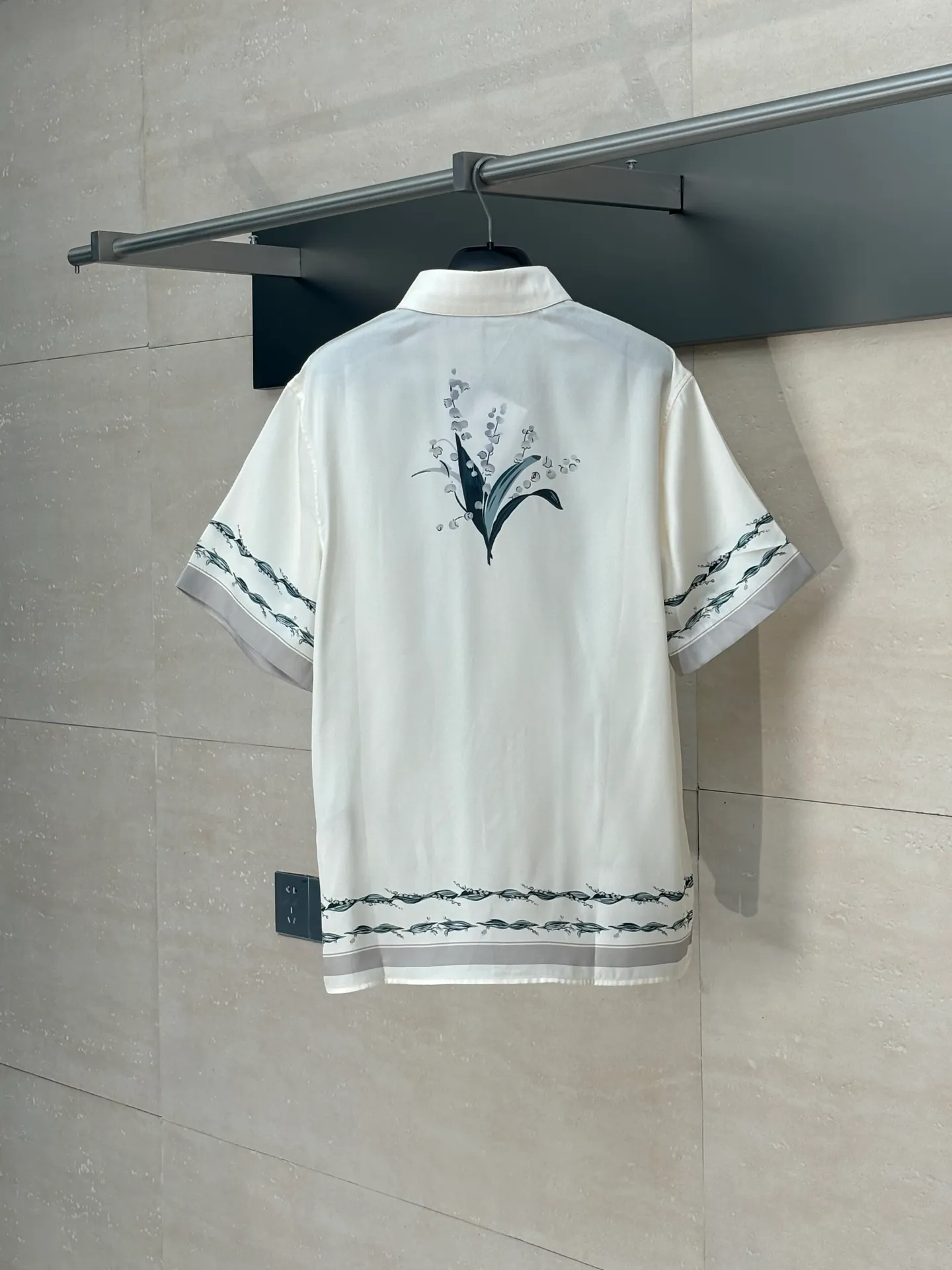 🅿️380 Dio*/Dior 25ss new lily of the valley flower short-sleeved shirt highlights the classic Cistian Couture logo and is embellished with lily of the valley patterns to pay tribute to Mr.’s love for flowers. Crafted from white mulberry silk twill fabric, it can be paired with the matching set for a classic look.  Size：S/M/L/XL