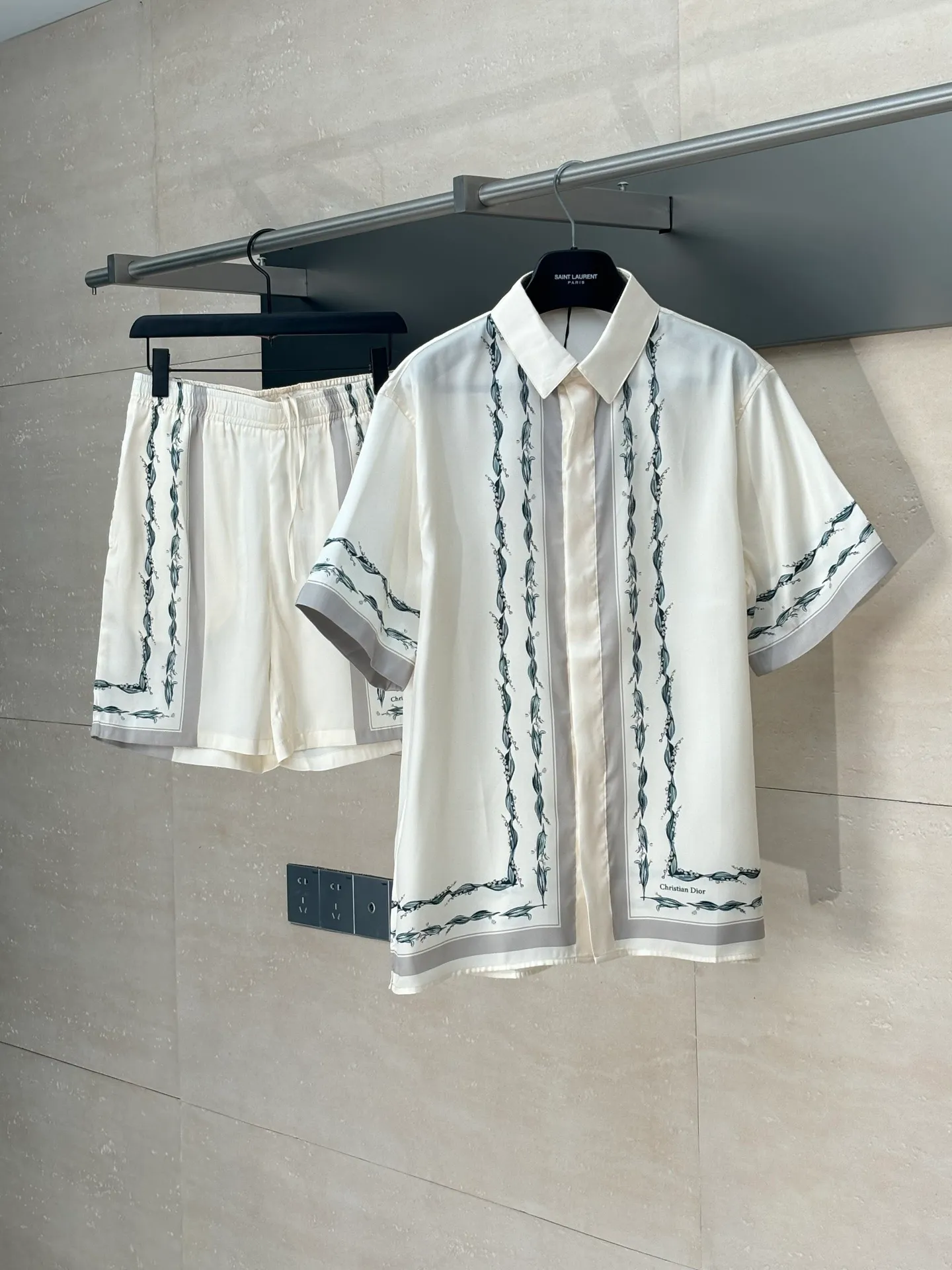 🅿️380 Dio*/Dior 25ss new lily of the valley flower short-sleeved shirt highlights the classic Cistian Couture logo and is embellished with lily of the valley patterns to pay tribute to Mr.’s love for flowers. Crafted from white mulberry silk twill fabric, it can be paired with the matching set for a classic look.  Size：S/M/L/XL