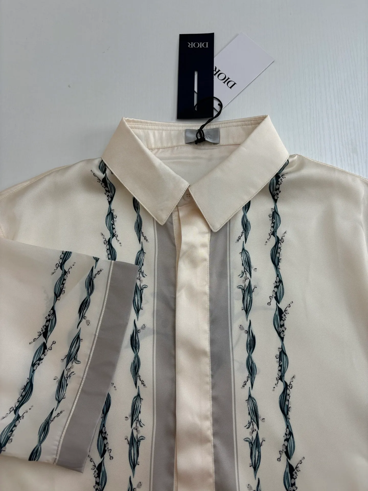 🅿️380 Dio*/Dior 25ss new lily of the valley flower short-sleeved shirt highlights the classic Cistian Couture logo and is embellished with lily of the valley patterns to pay tribute to Mr.’s love for flowers. Crafted from white mulberry silk twill fabric, it can be paired with the matching set for a classic look.  Size：S/M/L/XL