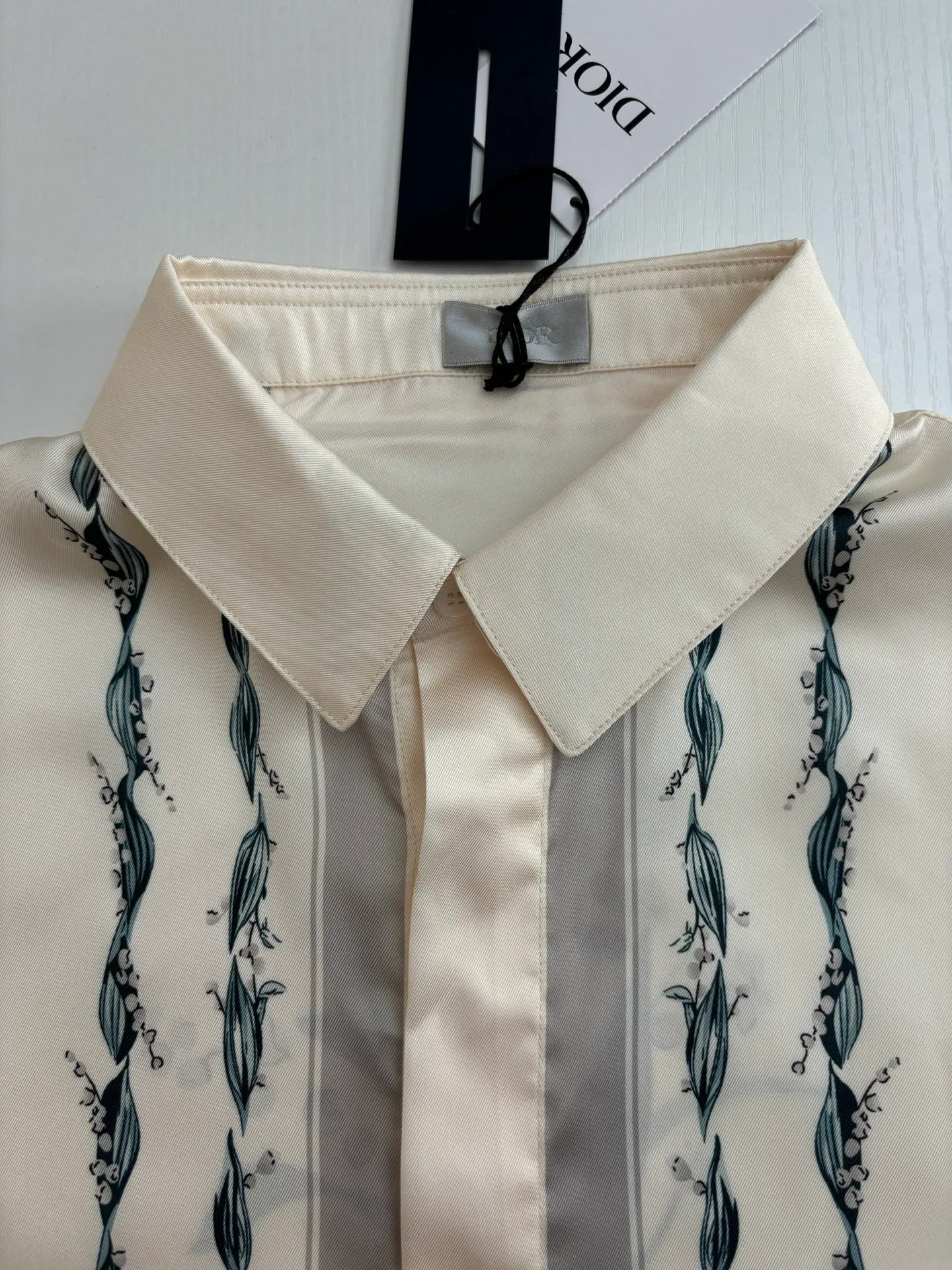 🅿️380 Dio*/Dior 25ss new lily of the valley flower short-sleeved shirt highlights the classic Cistian Couture logo and is embellished with lily of the valley patterns to pay tribute to Mr.’s love for flowers. Crafted from white mulberry silk twill fabric, it can be paired with the matching set for a classic look.  Size：S/M/L/XL