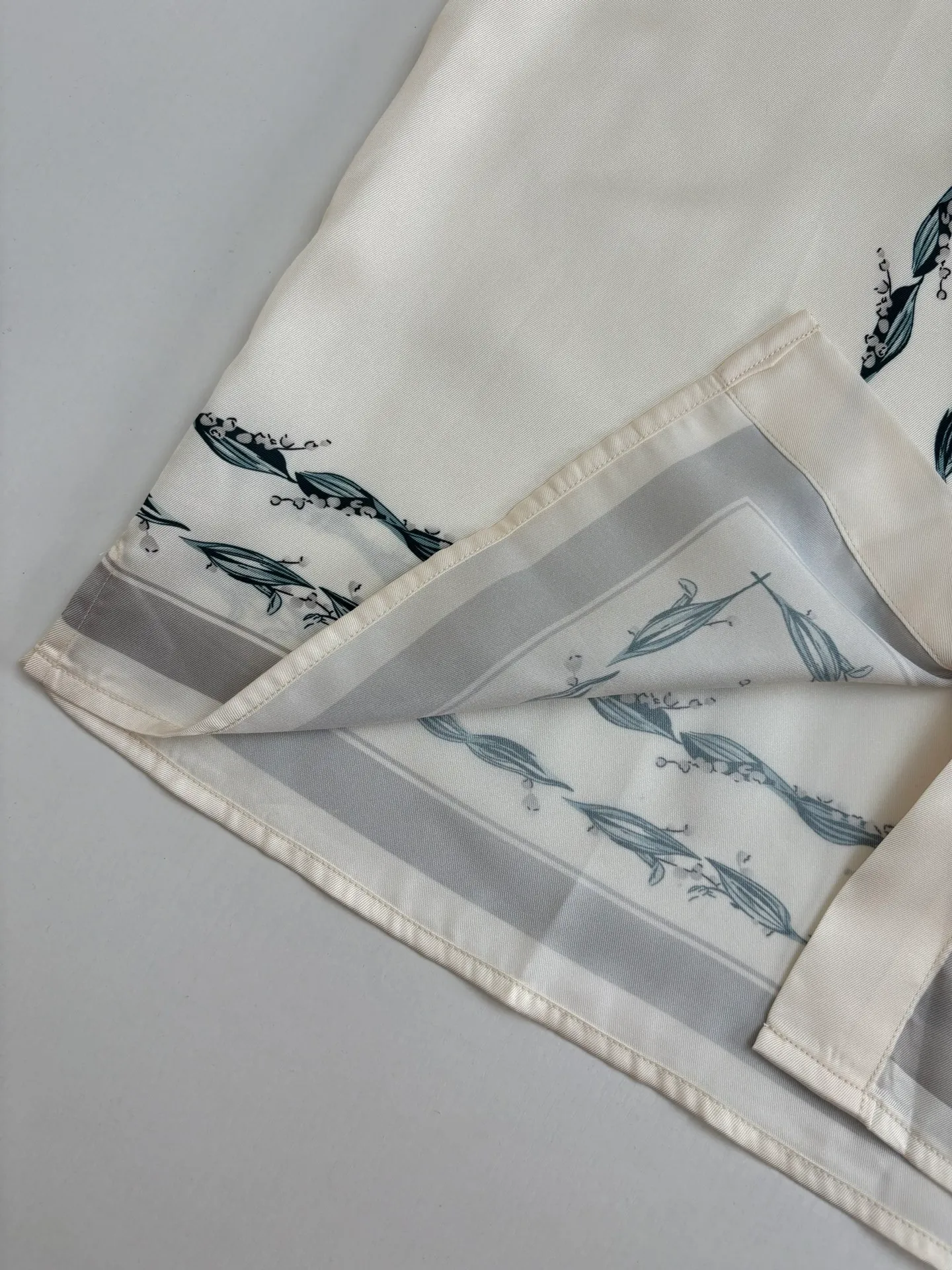🅿️380 Dio*/Dior 25ss new lily of the valley flower short-sleeved shirt highlights the classic Cistian Couture logo and is embellished with lily of the valley patterns to pay tribute to Mr.’s love for flowers. Crafted from white mulberry silk twill fabric, it can be paired with the matching set for a classic look.  Size：S/M/L/XL
