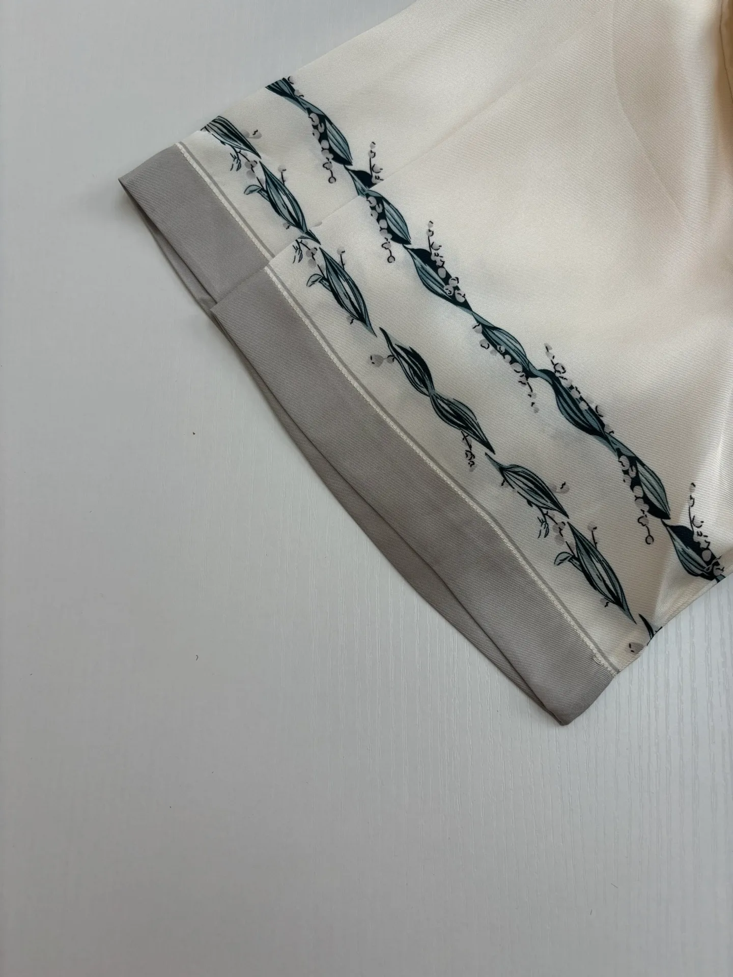 🅿️380 Dio*/Dior 25ss new lily of the valley flower short-sleeved shirt highlights the classic Cistian Couture logo and is embellished with lily of the valley patterns to pay tribute to Mr.’s love for flowers. Crafted from white mulberry silk twill fabric, it can be paired with the matching set for a classic look.  Size：S/M/L/XL