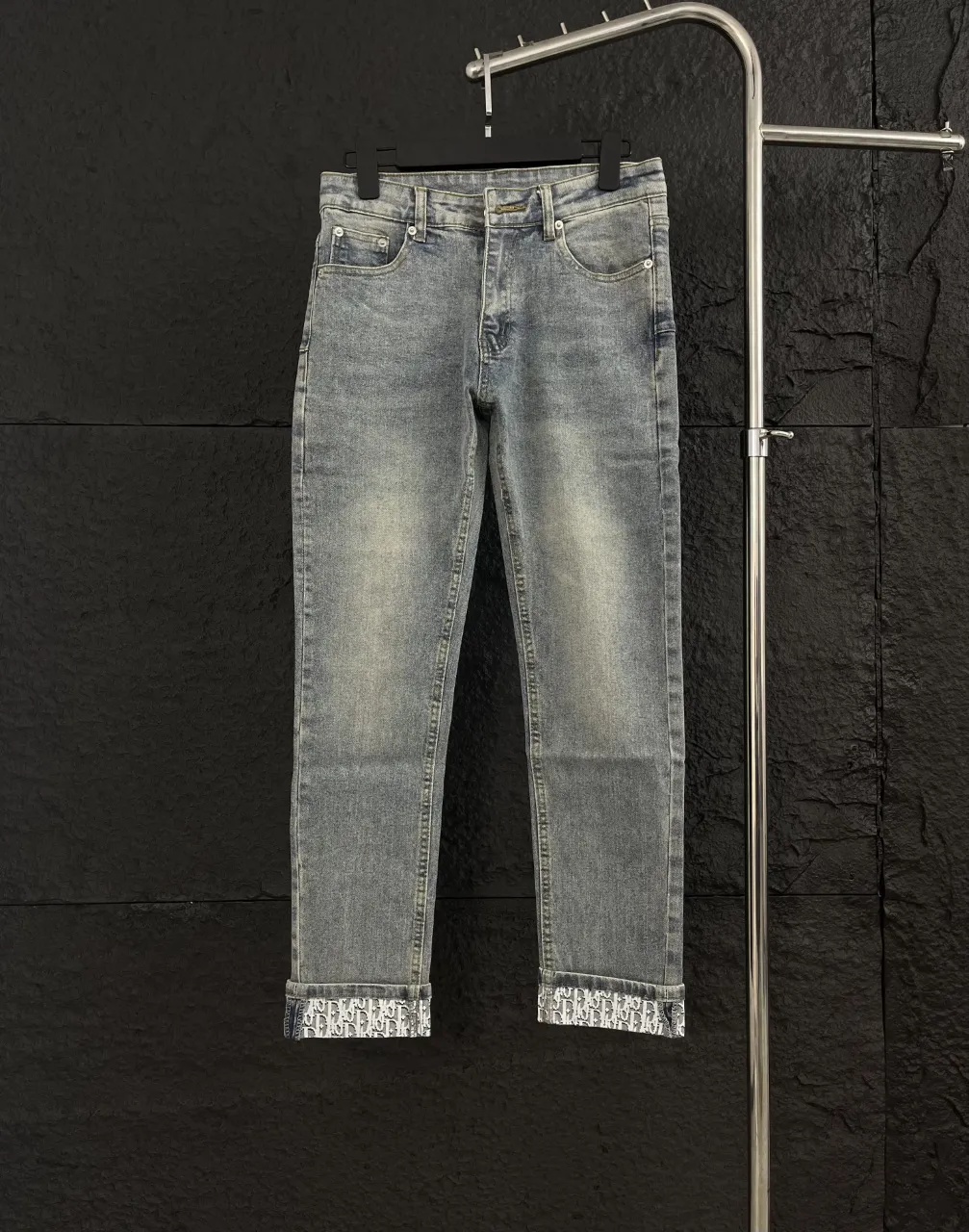 🅿️270, top model number DR011. These are definitely the must-have fashion pants this year. Bieber, Ouyang Nana and other celebrities wear the same style, and the upper body has the aura of a superstar.  It uses a heavy wash process, the fading and texture are just right, and the details are full of craftsmanship. Carefully selected 12.2-ounce premium denim, exceeding the 12-ounce gold standard, is wear-resistant, breathable, soft and skin-friendly. After many times of washing and proofing, it presents a perfect color and texture, and the counter quality is directly guaranteed. The classic presbyopia LOGO is printed all over the trousers, which is high-profile and eye-catching. The slim fit perfectly modifies the leg shape, coexisting with fashion and comfort.  🔵Color: Classic denim blue, a fashionable C color that never goes out of style 📏Size: 28 (S), 30 (M), 32 (L), 34 (XL), 36 (XXL), all sizes are in stock, orders will be shipped within seconds, see picture 9 for size details.  Support drop shipping and mixed batch delivery, welcome to consult
