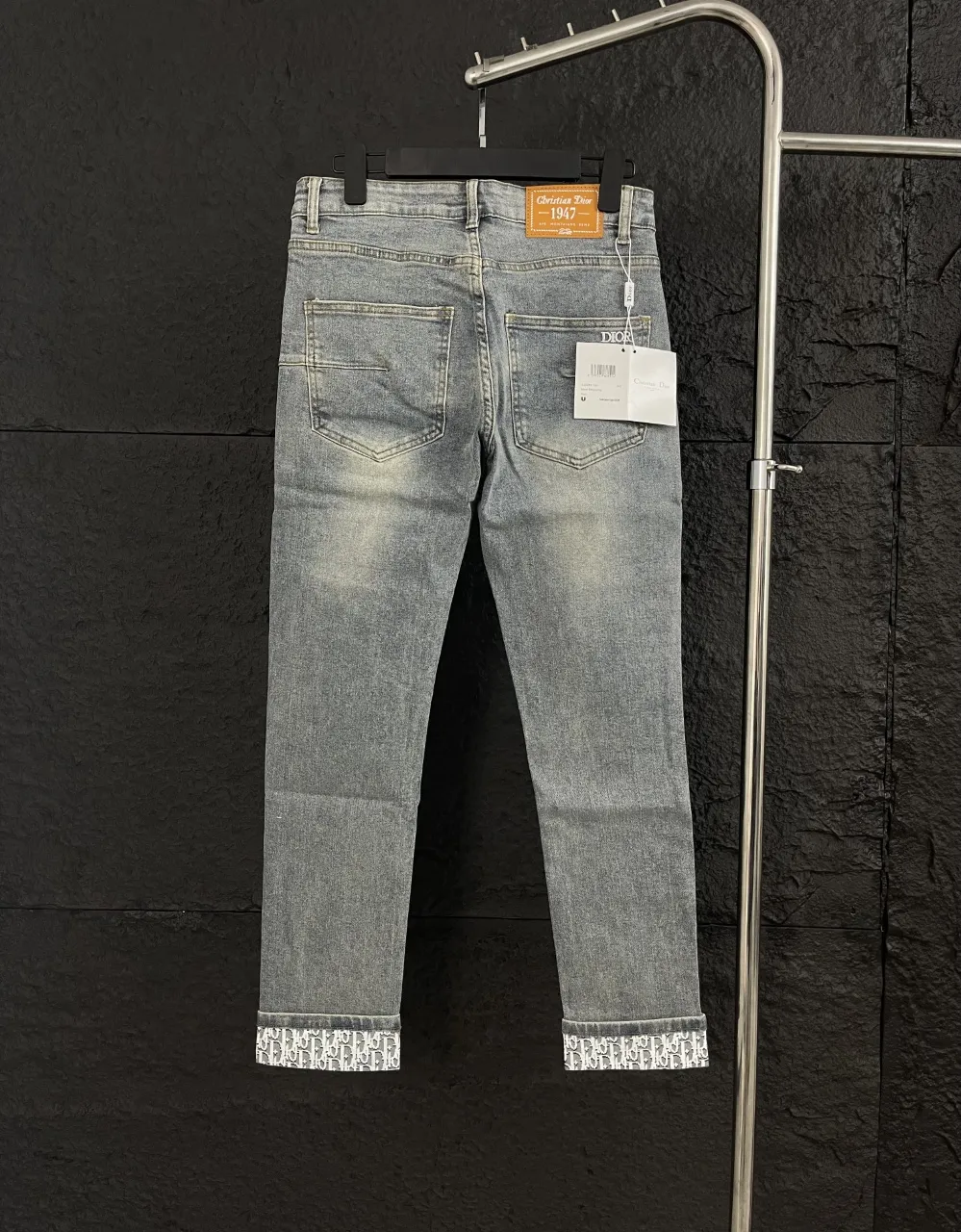 🅿️270, top model number DR011. These are definitely the must-have fashion pants this year. Bieber, Ouyang Nana and other celebrities wear the same style, and the upper body has the aura of a superstar.  It uses a heavy wash process, the fading and texture are just right, and the details are full of craftsmanship. Carefully selected 12.2-ounce premium denim, exceeding the 12-ounce gold standard, is wear-resistant, breathable, soft and skin-friendly. After many times of washing and proofing, it presents a perfect color and texture, and the counter quality is directly guaranteed. The classic presbyopia LOGO is printed all over the trousers, which is high-profile and eye-catching. The slim fit perfectly modifies the leg shape, coexisting with fashion and comfort.  🔵Color: Classic denim blue, a fashionable C color that never goes out of style 📏Size: 28 (S), 30 (M), 32 (L), 34 (XL), 36 (XXL), all sizes are in stock, orders will be shipped within seconds, see picture 9 for size details.  Support drop shipping and mixed batch delivery, welcome to consult