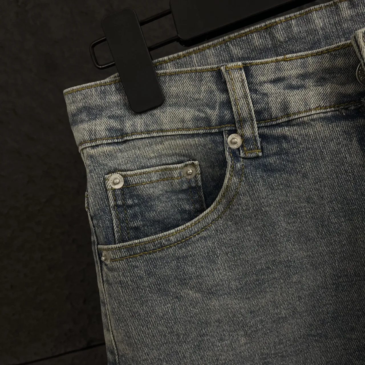🅿️270, top model number DR011. These are definitely the must-have fashion pants this year. Bieber, Ouyang Nana and other celebrities wear the same style, and the upper body has the aura of a superstar.  It uses a heavy wash process, the fading and texture are just right, and the details are full of craftsmanship. Carefully selected 12.2-ounce premium denim, exceeding the 12-ounce gold standard, is wear-resistant, breathable, soft and skin-friendly. After many times of washing and proofing, it presents a perfect color and texture, and the counter quality is directly guaranteed. The classic presbyopia LOGO is printed all over the trousers, which is high-profile and eye-catching. The slim fit perfectly modifies the leg shape, coexisting with fashion and comfort.  🔵Color: Classic denim blue, a fashionable C color that never goes out of style 📏Size: 28 (S), 30 (M), 32 (L), 34 (XL), 36 (XXL), all sizes are in stock, orders will be shipped within seconds, see picture 9 for size details.  Support drop shipping and mixed batch delivery, welcome to consult