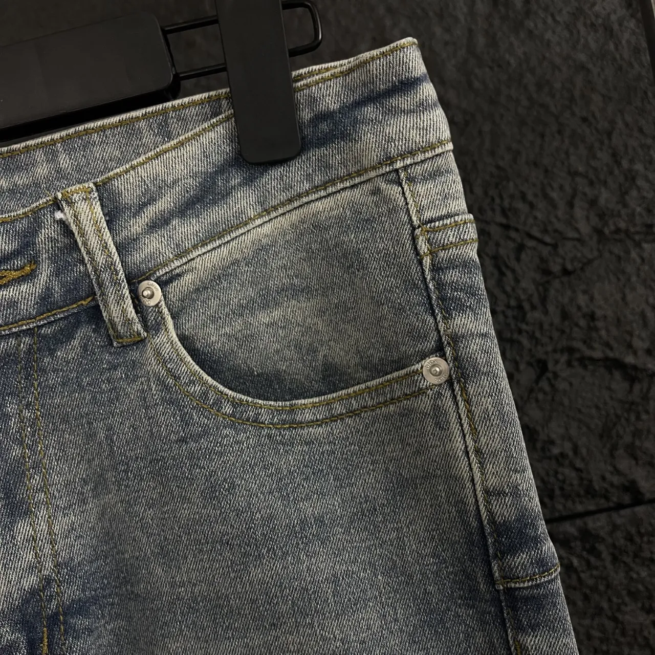 🅿️270, top model number DR011. These are definitely the must-have fashion pants this year. Bieber, Ouyang Nana and other celebrities wear the same style, and the upper body has the aura of a superstar.  It uses a heavy wash process, the fading and texture are just right, and the details are full of craftsmanship. Carefully selected 12.2-ounce premium denim, exceeding the 12-ounce gold standard, is wear-resistant, breathable, soft and skin-friendly. After many times of washing and proofing, it presents a perfect color and texture, and the counter quality is directly guaranteed. The classic presbyopia LOGO is printed all over the trousers, which is high-profile and eye-catching. The slim fit perfectly modifies the leg shape, coexisting with fashion and comfort.  🔵Color: Classic denim blue, a fashionable C color that never goes out of style 📏Size: 28 (S), 30 (M), 32 (L), 34 (XL), 36 (XXL), all sizes are in stock, orders will be shipped within seconds, see picture 9 for size details.  Support drop shipping and mixed batch delivery, welcome to consult