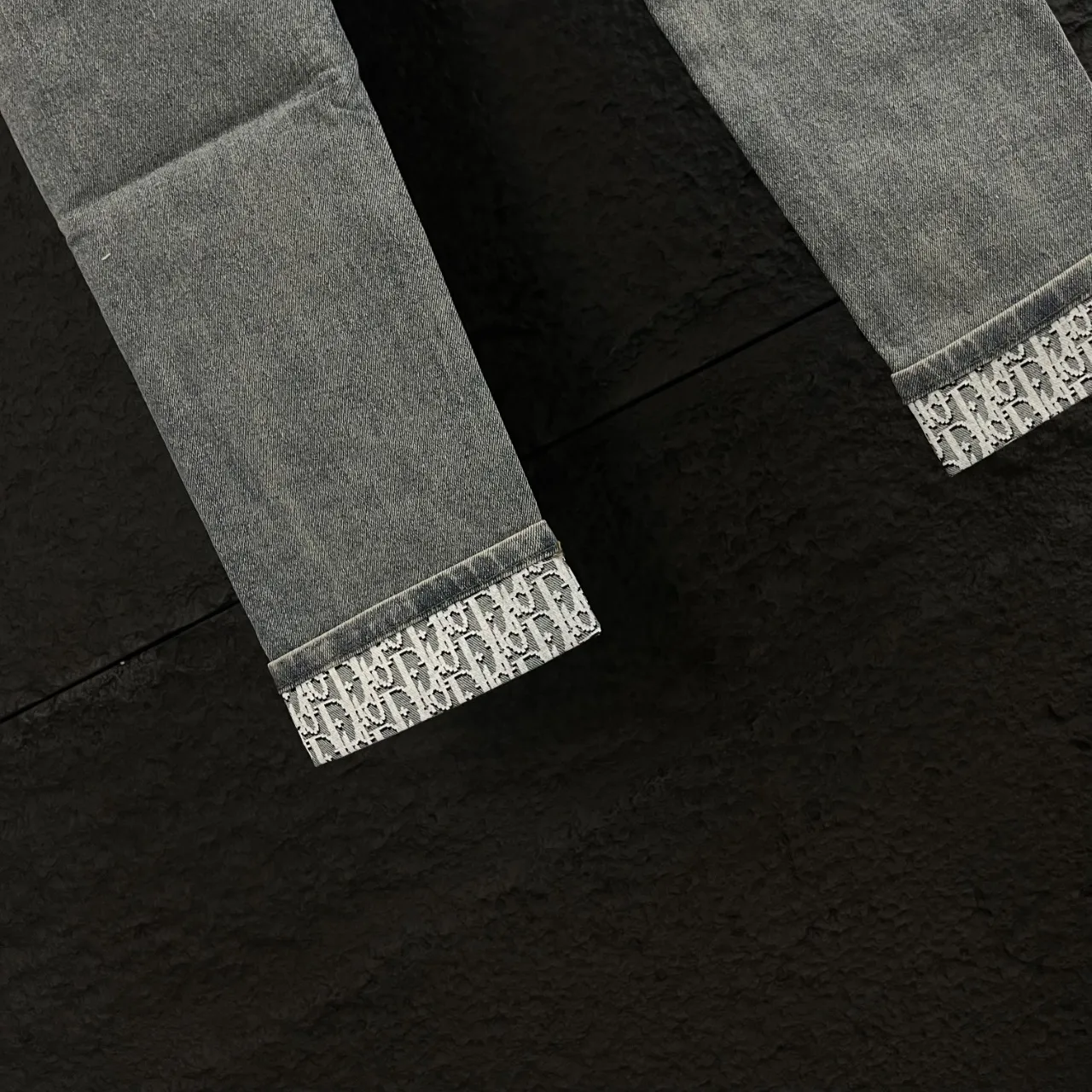 🅿️270, top model number DR011. These are definitely the must-have fashion pants this year. Bieber, Ouyang Nana and other celebrities wear the same style, and the upper body has the aura of a superstar.  It uses a heavy wash process, the fading and texture are just right, and the details are full of craftsmanship. Carefully selected 12.2-ounce premium denim, exceeding the 12-ounce gold standard, is wear-resistant, breathable, soft and skin-friendly. After many times of washing and proofing, it presents a perfect color and texture, and the counter quality is directly guaranteed. The classic presbyopia LOGO is printed all over the trousers, which is high-profile and eye-catching. The slim fit perfectly modifies the leg shape, coexisting with fashion and comfort.  🔵Color: Classic denim blue, a fashionable C color that never goes out of style 📏Size: 28 (S), 30 (M), 32 (L), 34 (XL), 36 (XXL), all sizes are in stock, orders will be shipped within seconds, see picture 9 for size details.  Support drop shipping and mixed batch delivery, welcome to consult