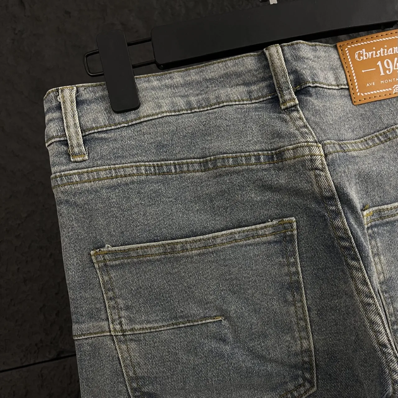 🅿️270, top model number DR011. These are definitely the must-have fashion pants this year. Bieber, Ouyang Nana and other celebrities wear the same style, and the upper body has the aura of a superstar.  It uses a heavy wash process, the fading and texture are just right, and the details are full of craftsmanship. Carefully selected 12.2-ounce premium denim, exceeding the 12-ounce gold standard, is wear-resistant, breathable, soft and skin-friendly. After many times of washing and proofing, it presents a perfect color and texture, and the counter quality is directly guaranteed. The classic presbyopia LOGO is printed all over the trousers, which is high-profile and eye-catching. The slim fit perfectly modifies the leg shape, coexisting with fashion and comfort.  🔵Color: Classic denim blue, a fashionable C color that never goes out of style 📏Size: 28 (S), 30 (M), 32 (L), 34 (XL), 36 (XXL), all sizes are in stock, orders will be shipped within seconds, see picture 9 for size details.  Support drop shipping and mixed batch delivery, welcome to consult