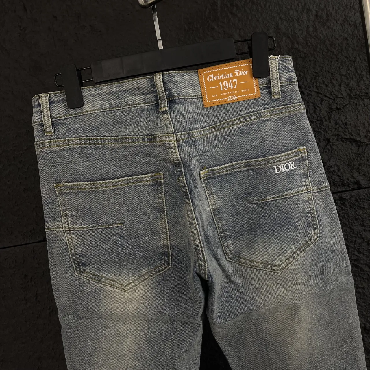🅿️270, top model number DR011. These are definitely the must-have fashion pants this year. Bieber, Ouyang Nana and other celebrities wear the same style, and the upper body has the aura of a superstar.  It uses a heavy wash process, the fading and texture are just right, and the details are full of craftsmanship. Carefully selected 12.2-ounce premium denim, exceeding the 12-ounce gold standard, is wear-resistant, breathable, soft and skin-friendly. After many times of washing and proofing, it presents a perfect color and texture, and the counter quality is directly guaranteed. The classic presbyopia LOGO is printed all over the trousers, which is high-profile and eye-catching. The slim fit perfectly modifies the leg shape, coexisting with fashion and comfort.  🔵Color: Classic denim blue, a fashionable C color that never goes out of style 📏Size: 28 (S), 30 (M), 32 (L), 34 (XL), 36 (XXL), all sizes are in stock, orders will be shipped within seconds, see picture 9 for size details.  Support drop shipping and mixed batch delivery, welcome to consult