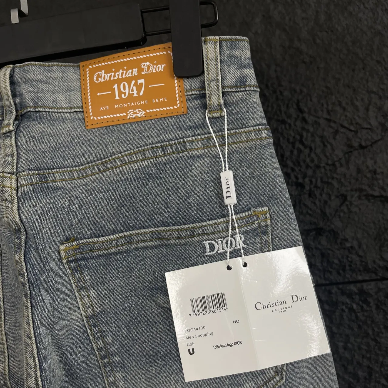 🅿️270, top model number DR011. These are definitely the must-have fashion pants this year. Bieber, Ouyang Nana and other celebrities wear the same style, and the upper body has the aura of a superstar.  It uses a heavy wash process, the fading and texture are just right, and the details are full of craftsmanship. Carefully selected 12.2-ounce premium denim, exceeding the 12-ounce gold standard, is wear-resistant, breathable, soft and skin-friendly. After many times of washing and proofing, it presents a perfect color and texture, and the counter quality is directly guaranteed. The classic presbyopia LOGO is printed all over the trousers, which is high-profile and eye-catching. The slim fit perfectly modifies the leg shape, coexisting with fashion and comfort.  🔵Color: Classic denim blue, a fashionable C color that never goes out of style 📏Size: 28 (S), 30 (M), 32 (L), 34 (XL), 36 (XXL), all sizes are in stock, orders will be shipped within seconds, see picture 9 for size details.  Support drop shipping and mixed batch delivery, welcome to consult