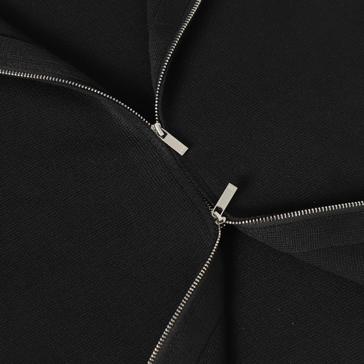 🅿️470 Dior CD letter new woolen jacket The original 15594 was purchased and developed, using 48 counts of ultra-fine 50% wool and 50% cotton blended yarn. It uses an imported 14-gauge wool loom to double-sided three-dimensional weaving. A single piece takes 270 minutes per piece. The letters on the chest are molded and customized with silicone three-dimensional relief embossing technology. The No. 5 thread double-pull letter zipper is customized. The overall routing is straight and delicate, the fabric is comfortable and soft, and the color is consistent without color difference. It can be matched with the same style to create a fashionable look, and can be used in various occasions. Customized accessories, complete with three standards, same style for men and women! Size: S M L XL