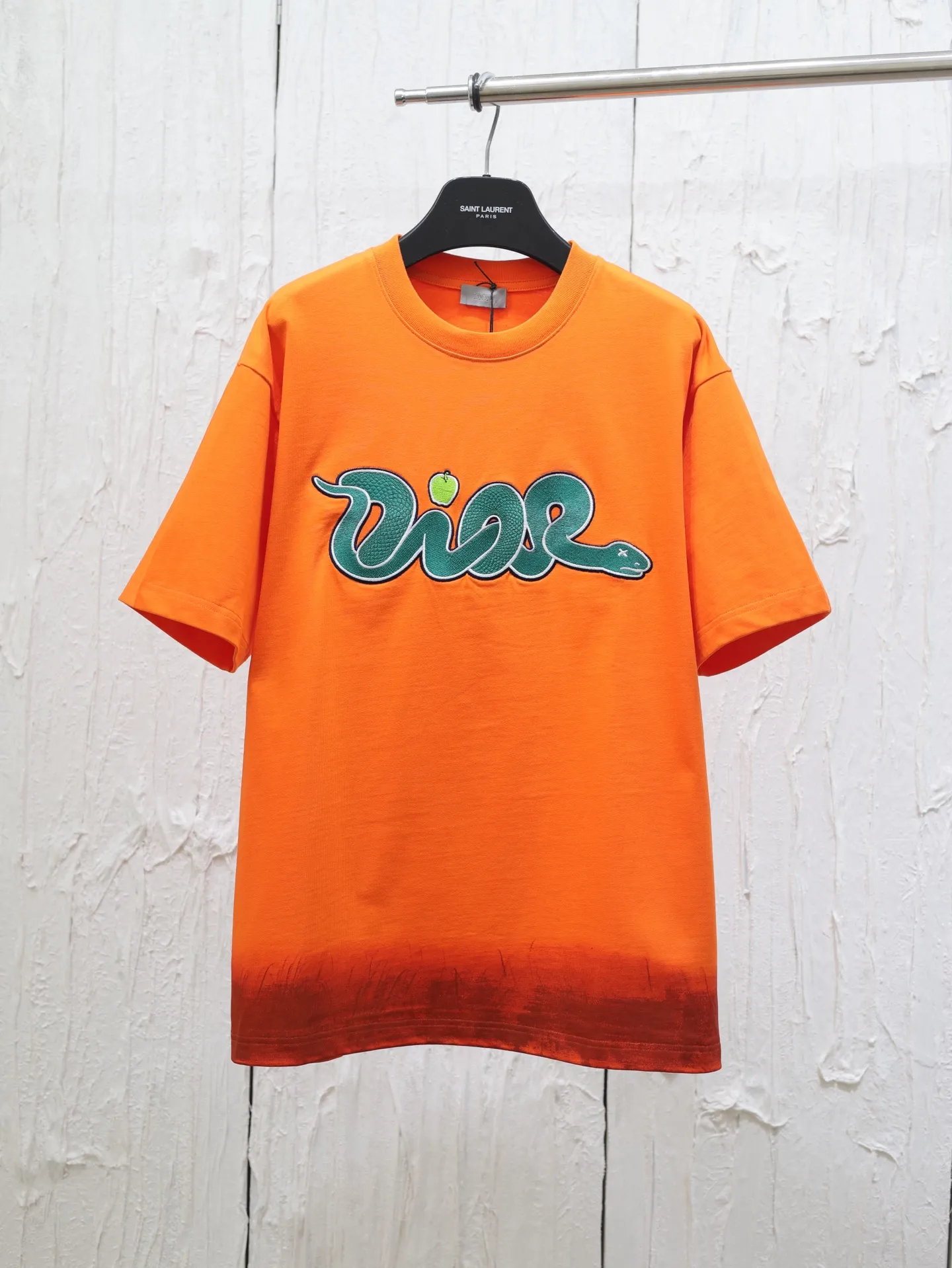 🅿️320 Dio*/Dior 25 joint Year of the Snake limited series short-sleeved T-shirt. Twill cotton material, breathable and comfortable, full of texture. Loose short-sleeved T-shirt cut to highlight the brand style. Made of heavyweight pure cotton, slightly stretchy, showing a slimming visual effect. The cartoon-style snake-shaped pattern embroidery is used on the chest to outline the brand logo and echo the New Year zodiac atmosphere. Size: S/M/L