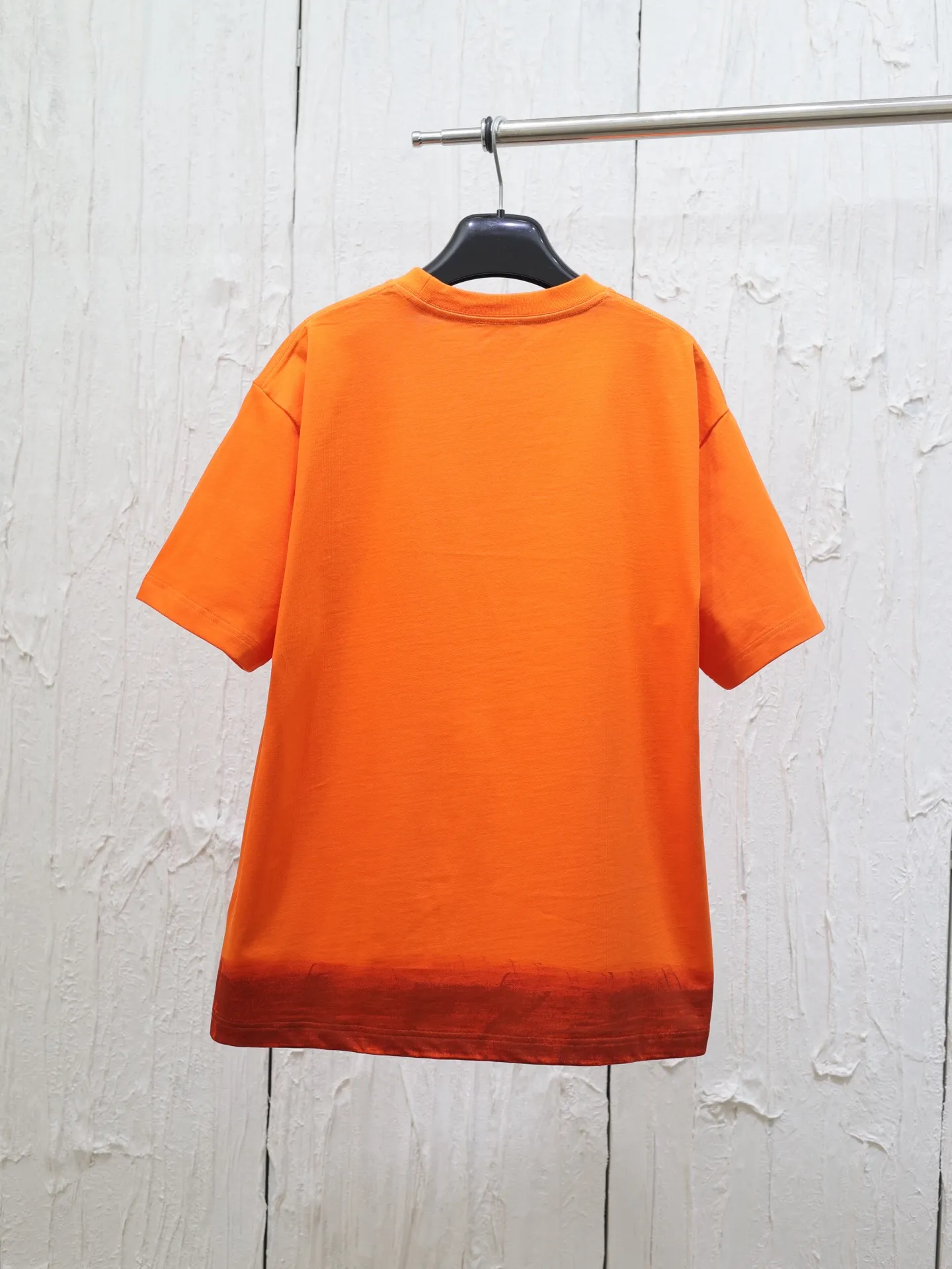 🅿️320 Dio*/Dior 25 joint Year of the Snake limited series short-sleeved T-shirt. Twill cotton material, breathable and comfortable, full of texture. Loose short-sleeved T-shirt cut to highlight the brand style. Made of heavyweight pure cotton, slightly stretchy, showing a slimming visual effect. The cartoon-style snake-shaped pattern embroidery is used on the chest to outline the brand logo and echo the New Year zodiac atmosphere. Size: S/M/L