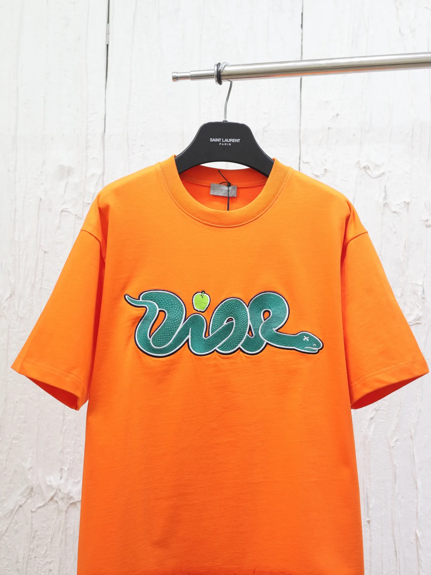 🅿️320 Dio*/Dior 25 joint Year of the Snake limited series short-sleeved T-shirt. Twill cotton material, breathable and comfortable, full of texture. Loose short-sleeved T-shirt cut to highlight the brand style. Made of heavyweight pure cotton, slightly stretchy, showing a slimming visual effect. The cartoon-style snake-shaped pattern embroidery is used on the chest to outline the brand logo and echo the New Year zodiac atmosphere. Size: S/M/L
