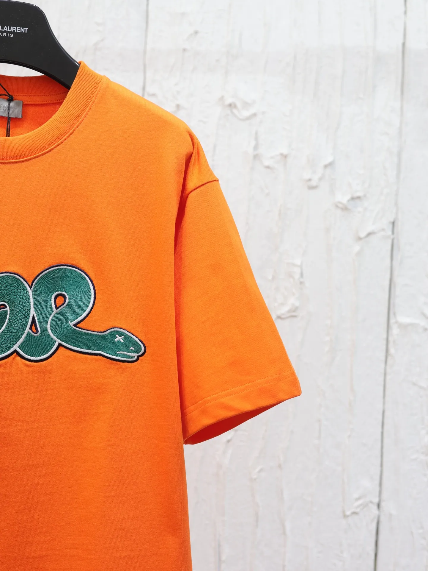 🅿️320 Dio*/Dior 25 joint Year of the Snake limited series short-sleeved T-shirt. Twill cotton material, breathable and comfortable, full of texture. Loose short-sleeved T-shirt cut to highlight the brand style. Made of heavyweight pure cotton, slightly stretchy, showing a slimming visual effect. The cartoon-style snake-shaped pattern embroidery is used on the chest to outline the brand logo and echo the New Year zodiac atmosphere. Size: S/M/L