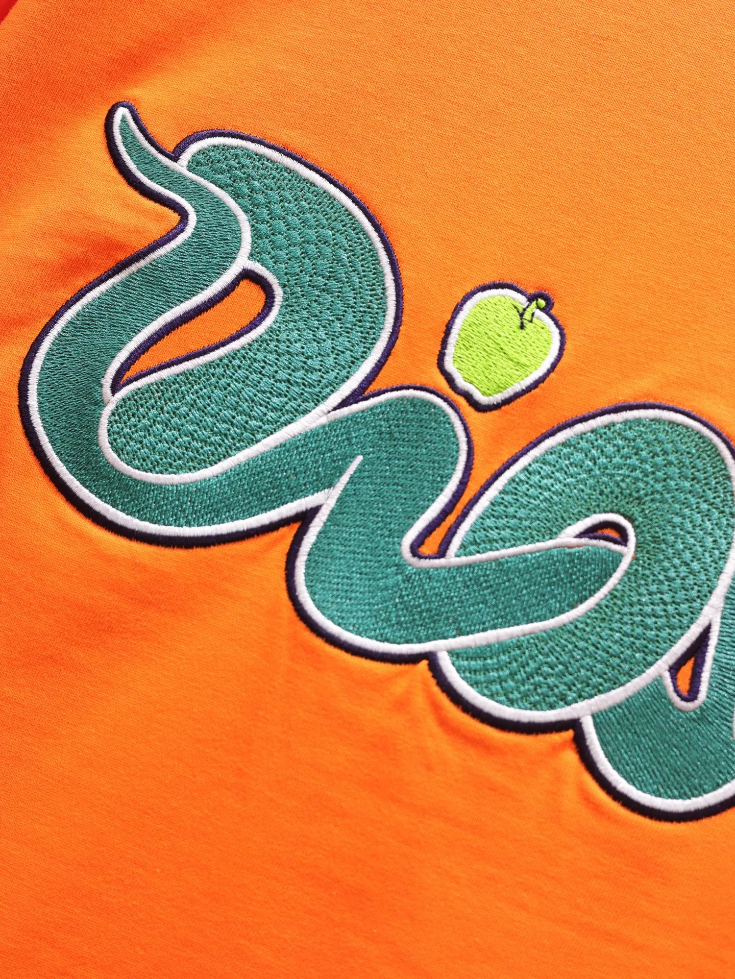 🅿️320 Dio*/Dior 25 joint Year of the Snake limited series short-sleeved T-shirt. Twill cotton material, breathable and comfortable, full of texture. Loose short-sleeved T-shirt cut to highlight the brand style. Made of heavyweight pure cotton, slightly stretchy, showing a slimming visual effect. The cartoon-style snake-shaped pattern embroidery is used on the chest to outline the brand logo and echo the New Year zodiac atmosphere. Size: S/M/L