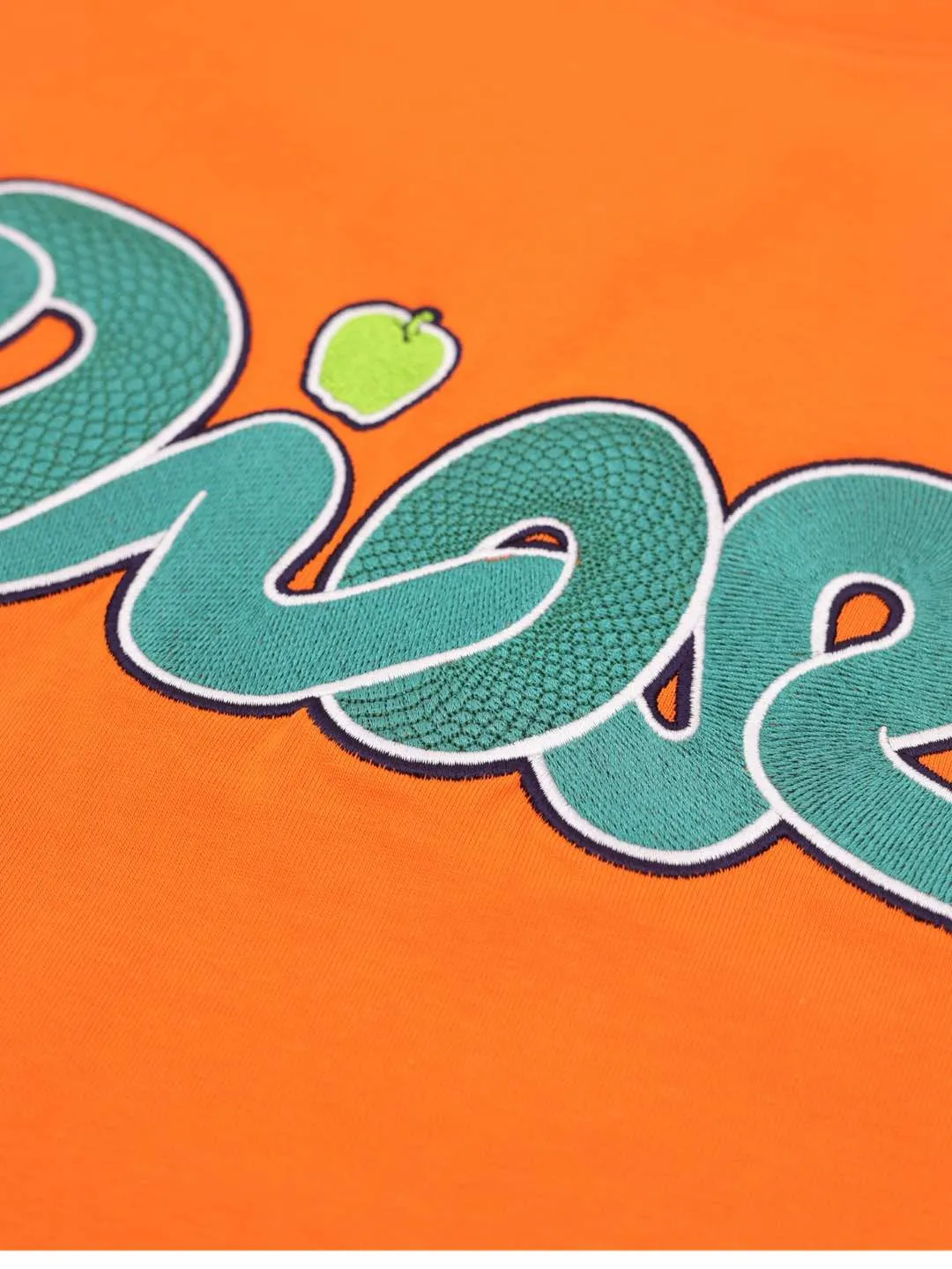 🅿️320 Dio*/Dior 25 joint Year of the Snake limited series short-sleeved T-shirt. Twill cotton material, breathable and comfortable, full of texture. Loose short-sleeved T-shirt cut to highlight the brand style. Made of heavyweight pure cotton, slightly stretchy, showing a slimming visual effect. The cartoon-style snake-shaped pattern embroidery is used on the chest to outline the brand logo and echo the New Year zodiac atmosphere. Size: S/M/L