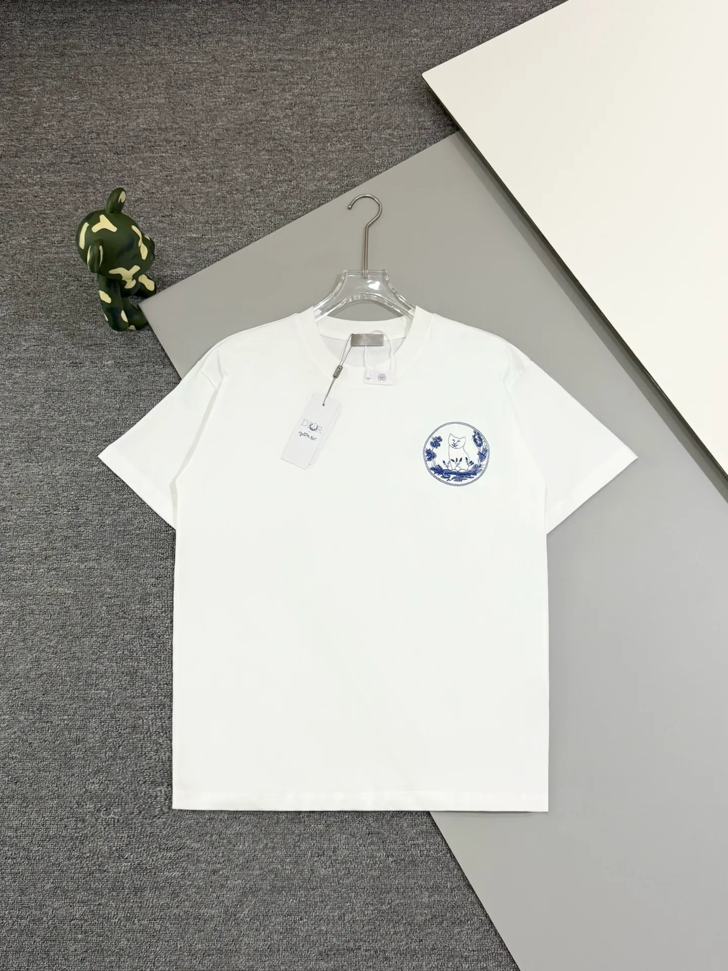 🅿️190 [Higher version] Dior Dior joint cat embroidered short-sleeved T-shirt is made of customized washed cotton fabric, weight 280g, 32-count double yarn combed cotton fabric. The front and back panels are made of high-density embroidery, superimposed with a three-dimensional velvet cat silhouette, four-thread dense hemming + double-needle chain binding, the seams are so hard that they can withstand the blast of a washing machine drum, the neckline is made of double-thread hemming, customized accessories, complete with three standards, same style for men and women!  Color: white, black. Size: S to XL