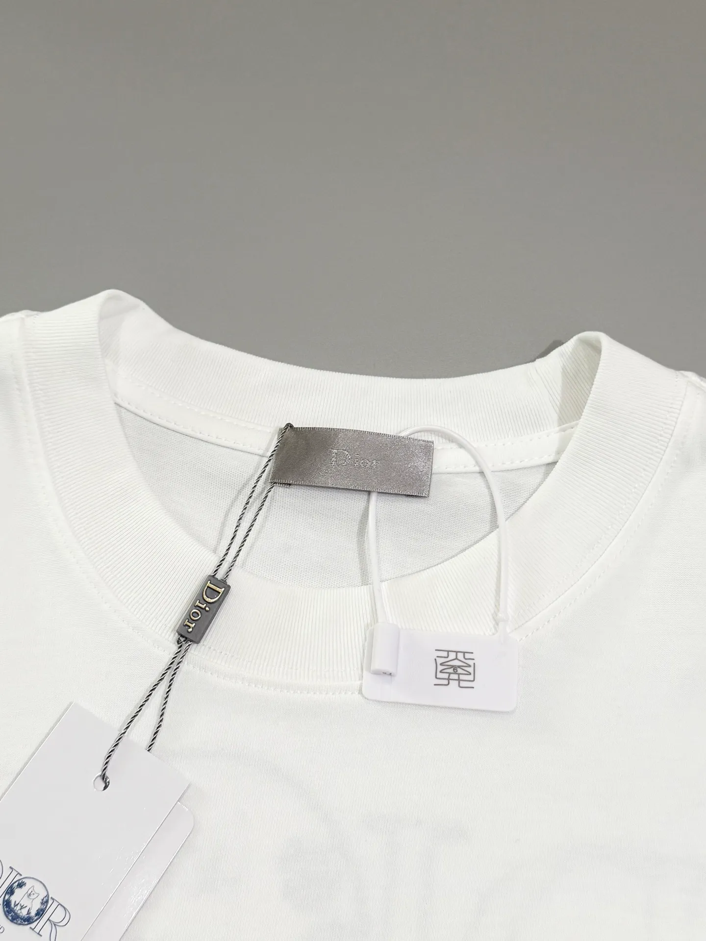 🅿️190 [Higher version] Dior Dior joint cat embroidered short-sleeved T-shirt is made of customized washed cotton fabric, weight 280g, 32-count double yarn combed cotton fabric. The front and back panels are made of high-density embroidery, superimposed with a three-dimensional velvet cat silhouette, four-thread dense hemming + double-needle chain binding, the seams are so hard that they can withstand the blast of a washing machine drum, the neckline is made of double-thread hemming, customized accessories, complete with three standards, same style for men and women!  Color: white, black. Size: S to XL