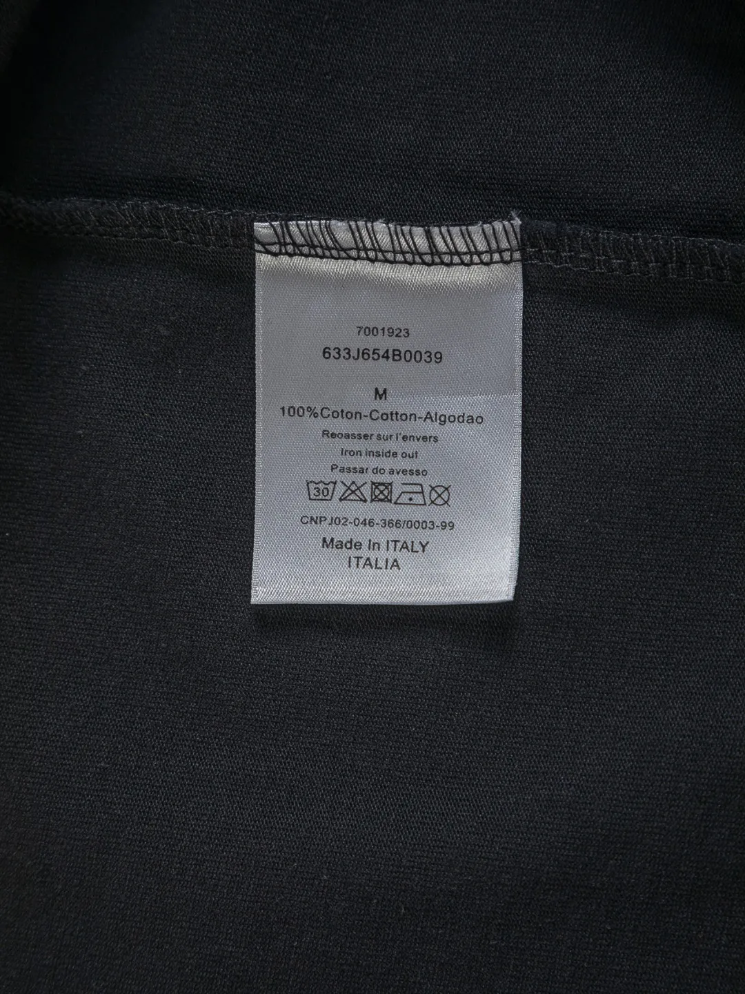 🅿️210 Dior CD dior micro wide version S-XL CD 25SS New product official website for sale simultaneously Simple letters on the chest 🪡 Embroidered logo pattern As the leader in the luxury world, the D family is well-deserved. The first thing that catches the eye is the loose and comfortable black and white solid color version of the piece we are going to talk about today. The ribbed round collar has become the best modification of its version, and the D family has the upper body LOGO listed on the front, and the unique embroidery design of the letter logo patch highlights the texture! The most traditional modification method combined with the simplest color scale contrast forms the strongest and direct contrast, and this is often the most concise and clear minimalist modification method~~A nostalgic classic atmosphere also spreads in this work inadvertently! ! Featuring a distinctive 47 logo patch embroidery on the front, a unique tribute to Dior's historic year! Coupled with the blessing of 320 grams of cotton material, both the upper body comfort and the existence are unparalleled. It can be said to be a must-have companion in summer. The excellent breathability and comfortable wearing feeling are unparalleled~ Recommended! ! Color: Black White Two-tone Size: S-XL Size chart: S: Shoulder width 55-Bust 56-Length 71.5 M: Shoulder width 56.5-Bust 58-Length 73 L: Shoulder width 58-Bust 60-Length 74.5 XL: Shoulder width 59.5-Bust 62-Length 76