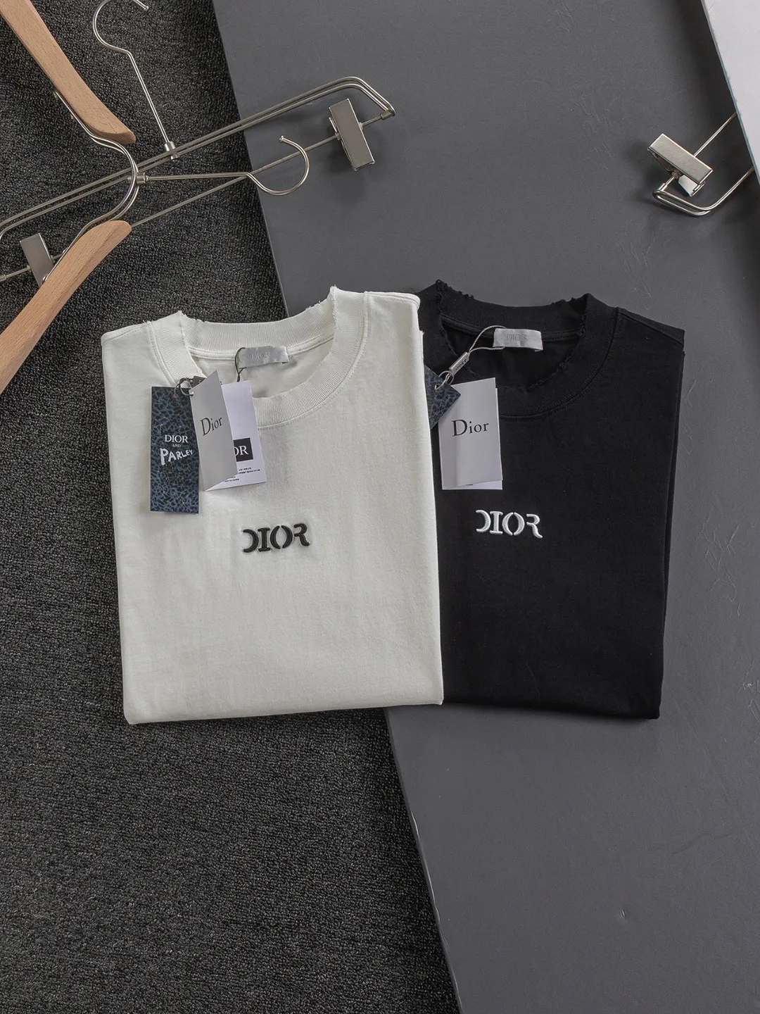 🅿️210 Dior CD dior micro wide version S-XL CD 25SS New product official website for sale simultaneously Simple letters on the chest 🪡 Embroidered logo pattern As the leader in the luxury world, the D family is well-deserved. The first thing that catches the eye is the loose and comfortable black and white solid color version of the piece we are going to talk about today. The ribbed round collar has become the best modification of its version, and the D family has the upper body LOGO listed on the front, and the unique embroidery design of the letter logo patch highlights the texture! The most traditional modification method combined with the simplest color scale contrast forms the strongest and direct contrast, and this is often the most concise and clear minimalist modification method~~A nostalgic classic atmosphere also spreads in this work inadvertently! ! Featuring a distinctive 47 logo patch embroidery on the front, a unique tribute to Dior's historic year! Coupled with the blessing of 320 grams of cotton material, both the upper body comfort and the existence are unparalleled. It can be said to be a must-have companion in summer. The excellent breathability and comfortable wearing feeling are unparalleled~ Recommended! ! Color: Black White Two-tone Size: S-XL Size chart: S: Shoulder width 55-Bust 56-Length 71.5 M: Shoulder width 56.5-Bust 58-Length 73 L: Shoulder width 58-Bust 60-Length 74.5 XL: Shoulder width 59.5-Bust 62-Length 76