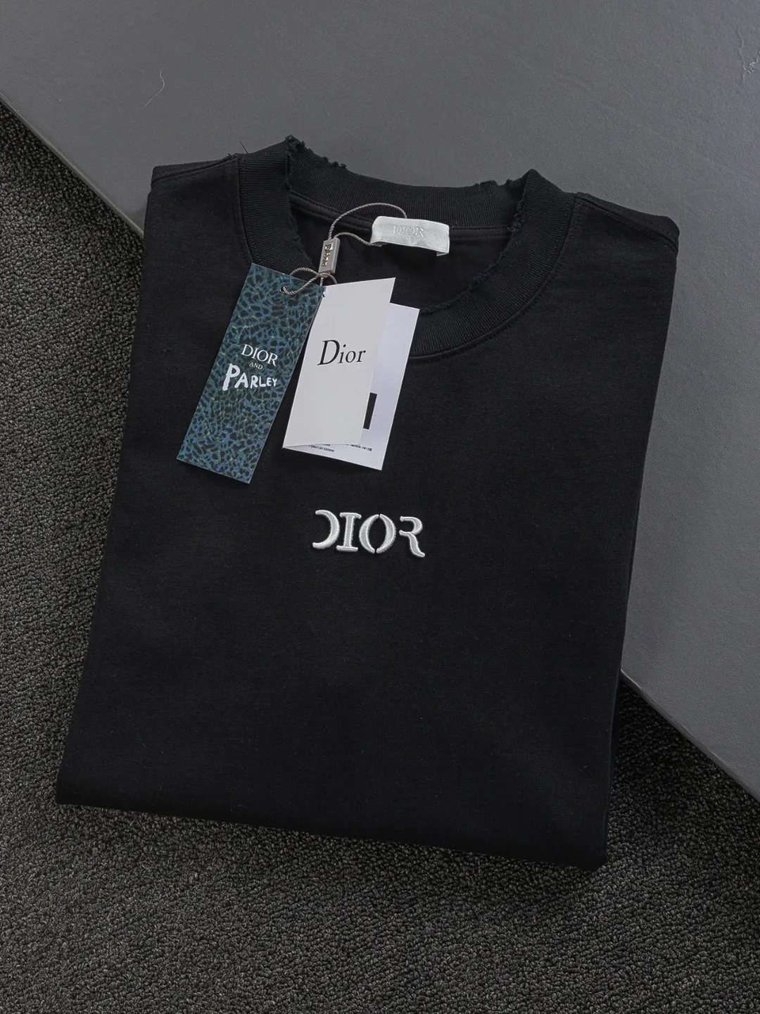 🅿️210 Dior CD dior micro wide version S-XL CD 25SS New product official website for sale simultaneously Simple letters on the chest 🪡 Embroidered logo pattern As the leader in the luxury world, the D family is well-deserved. The first thing that catches the eye is the loose and comfortable black and white solid color version of the piece we are going to talk about today. The ribbed round collar has become the best modification of its version, and the D family has the upper body LOGO listed on the front, and the unique embroidery design of the letter logo patch highlights the texture! The most traditional modification method combined with the simplest color scale contrast forms the strongest and direct contrast, and this is often the most concise and clear minimalist modification method~~A nostalgic classic atmosphere also spreads in this work inadvertently! ! Featuring a distinctive 47 logo patch embroidery on the front, a unique tribute to Dior's historic year! Coupled with the blessing of 320 grams of cotton material, both the upper body comfort and the existence are unparalleled. It can be said to be a must-have companion in summer. The excellent breathability and comfortable wearing feeling are unparalleled~ Recommended! ! Color: Black White Two-tone Size: S-XL Size chart: S: Shoulder width 55-Bust 56-Length 71.5 M: Shoulder width 56.5-Bust 58-Length 73 L: Shoulder width 58-Bust 60-Length 74.5 XL: Shoulder width 59.5-Bust 62-Length 76