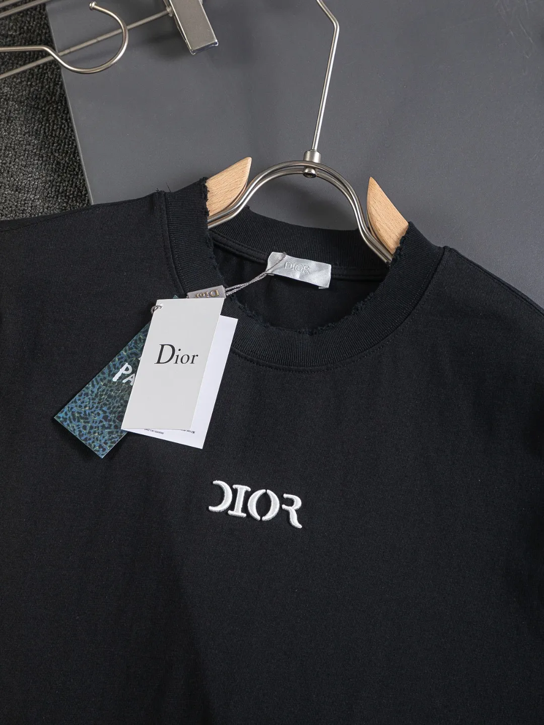 🅿️210 Dior CD dior micro wide version S-XL CD 25SS New product official website for sale simultaneously Simple letters on the chest 🪡 Embroidered logo pattern As the leader in the luxury world, the D family is well-deserved. The first thing that catches the eye is the loose and comfortable black and white solid color version of the piece we are going to talk about today. The ribbed round collar has become the best modification of its version, and the D family has the upper body LOGO listed on the front, and the unique embroidery design of the letter logo patch highlights the texture! The most traditional modification method combined with the simplest color scale contrast forms the strongest and direct contrast, and this is often the most concise and clear minimalist modification method~~A nostalgic classic atmosphere also spreads in this work inadvertently! ! Featuring a distinctive 47 logo patch embroidery on the front, a unique tribute to Dior's historic year! Coupled with the blessing of 320 grams of cotton material, both the upper body comfort and the existence are unparalleled. It can be said to be a must-have companion in summer. The excellent breathability and comfortable wearing feeling are unparalleled~ Recommended! ! Color: Black White Two-tone Size: S-XL Size chart: S: Shoulder width 55-Bust 56-Length 71.5 M: Shoulder width 56.5-Bust 58-Length 73 L: Shoulder width 58-Bust 60-Length 74.5 XL: Shoulder width 59.5-Bust 62-Length 76
